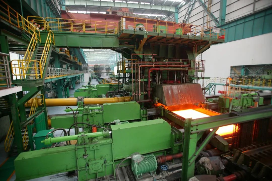 近日，河鋼舞鋼公司研發(fā)的新產(chǎn)品抗HIC腐蝕、大厚度超低溫用鋼09MnNiDR（HIC）鋼板全部交付客戶，回廠復(fù)檢性能100%合格，獲得用戶高度評價(jià)。該鋼種為開發(fā)的新鋼種，可以平替進(jìn)口，將獨(dú)家用于國內(nèi)某大型石化項(xiàng)目關(guān)鍵設(shè)備制造。