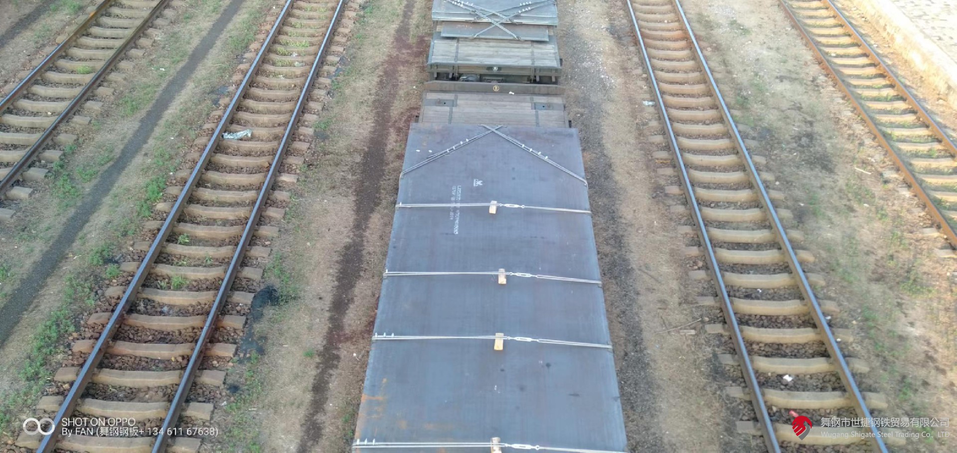 鋼是鐵、碳和少量其它元素的合金。 鋼材是鋼錠、鋼坯或鋼材通過(guò)壓力加工制成我們所需要的各種形狀、尺寸和性能的材料。 鋼材是國(guó)家建設(shè)和實(shí)現(xiàn)四化必不可少的重要物資，應(yīng)用廣泛、品種繁多，根據(jù)斷面形狀的不同、一般分為型材、板材、管材和金屬制品四大類、為了便于組織鋼材的生產(chǎn)、訂貨供應(yīng)和搞好經(jīng)營(yíng)管理工作，又分為重軌、輕軌、大型型鋼、中型型鋼、小型型鋼、冷彎型鋼，優(yōu)質(zhì)型鋼、線材、中厚鋼板、薄鋼板、電工用硅鋼片、帶鋼、無(wú)縫鋼管、焊接鋼管、金屬制品等品種。