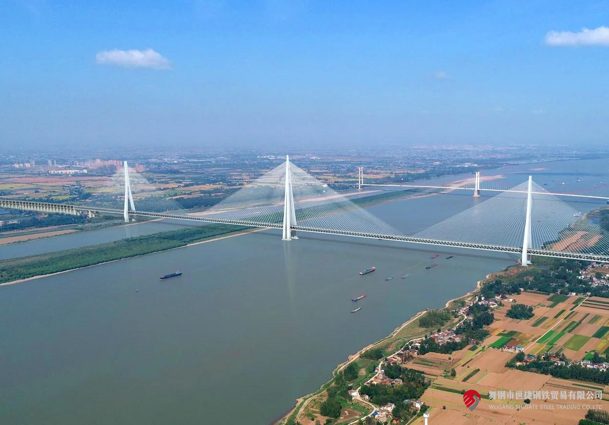 4月10日，中央電視臺《新聞聯(lián)播》和《東方時空》節(jié)目同時播報了更大跨度三塔斜拉橋——馬鞍山長江公鐵大橋主塔開始吊裝的消息。該項目建設過程中，河鋼集團舞鋼公司累計為其供應高級別橋梁鋼板Q370qE、Q420qE、Q500qE近6萬噸，用于該橋關鍵部位建設。其中，批量供貨的高級別橋梁鋼Q500qE各項技術指標世界領先。目前，舞鋼橋梁鋼實現(xiàn)了從Q345到Q690級別的全覆蓋。  