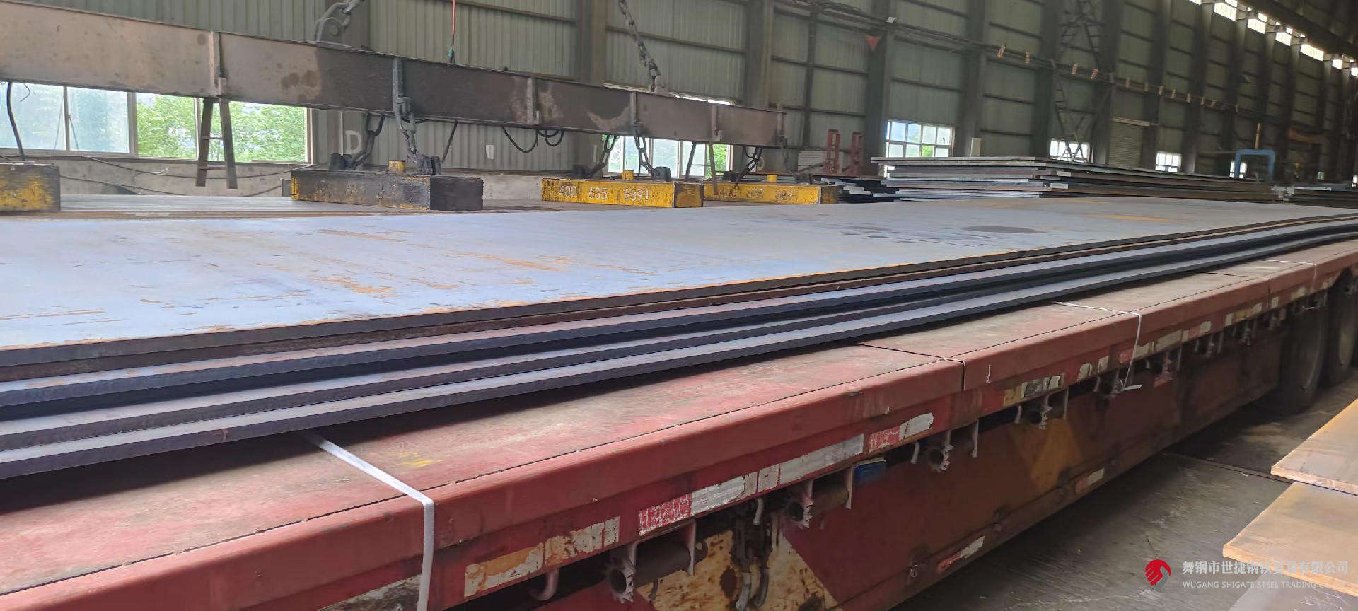 近日，河鋼集團(tuán)舞鋼公司生產(chǎn)的低合金容器鋼板本體性能檢驗(yàn)順利通過ABS（美國船級(jí)社）的認(rèn)證，認(rèn)證等級(jí)達(dá)到Q345R-Z35及SA516Gr70-Z35級(jí)別，認(rèn)證厚度為50mm和100mm。這標(biāo)志著舞鋼的低合金容器鋼板生產(chǎn)能力跨上新臺(tái)階，實(shí)現(xiàn)了船用鋼板的新突破，對(duì)于開辟新的利潤增長點(diǎn)具有重要意義。