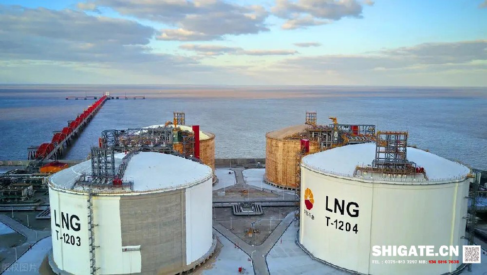 9NI（9%Ni鋼）是1944年開發(fā)的W(Ni)一9%的中合金鋼，由美國國際鎳公司的產(chǎn)品研究實驗室研制成功，它是一種低碳調(diào)質(zhì)鋼，組織為馬氏體加貝氏體。9Ni鋼板，又稱06Ni9DR低溫容器鋼板06Ni9DR執(zhí)行標準和成分性能詳解，是一種低溫壓力容器鋼板，主要用于低溫儲罐，LNG船舶及儲罐等低溫設(shè)備的制造。液化天然氣（LNG）動力汽車運輸船——7500車位汽車滾裝船由上海船舶研究設(shè)計院研發(fā)設(shè)計，是為德國大眾汽車集團制造的。舞鋼為其研發(fā)生產(chǎn)40毫米厚、-196℃超低溫沖擊韌性的9Ni（鎳）優(yōu)質(zhì)鋼板，實現(xiàn)替代進口。  v2-cfeb3434a8309bb0204f8d9273dc11d5_r.jpg  這種鋼材在極低溫度下具有良好的韌性和高強度，而且與奧氏體不銹鋼和鋁合金相比具有熱脹系數(shù)小，經(jīng)濟性好，使用溫度最低可達一196℃，自1960年通過研究證明不進行焊后消除應(yīng)力熱處理亦可安全使用以來，9%Ni鋼就成為用于制造大型LNG儲罐的主要材料之一。鋼的主要特點是高鎳含量、高純凈度、較高強度、高的低溫沖擊韌性、良好焊接性能。通過研發(fā)，鋼材可以達到以下性能指標： 9%Ni鋼：ReH≥585MPa，Rm = 680～820MPa，A≥18%，-196℃，AKv（T）≥150J，AKv（T）≥80J（歐盟標準）。  9Ni鋼是國內(nèi)外業(yè)界公認的高技術(shù)含量、高生產(chǎn)難度的鋼種，屬于“鋼板上的皇冠”。船用9Ni鋼主要應(yīng)用于制造液化天然氣的存儲和運輸裝置，是低溫鋼材中技術(shù)水平最高、生產(chǎn)難度最大、附加值最高的產(chǎn)品之一，能否生產(chǎn)此類產(chǎn)品，是鋼鐵企業(yè)整體技術(shù)水平的重要標志。  作為國內(nèi)僅有的數(shù)家具備供應(yīng)高等級9Ni鋼的生產(chǎn)企業(yè)之一，河鋼舞鋼（0375-8137297）高度重視高等級9Ni鋼的開發(fā)和應(yīng)用，研制的9Ni鋼順利通過6家主流船級社的認證，具備了批量生產(chǎn)大型船用9Ni鋼能力，供貨我國某陸地LNG燃料儲罐項目建造，并且成功出口國外。    9Ni鋼板標準：    GB 24510-2009	EN 10028-4-2003	JIS G3127-2005	CCS-2007	ASME 9Ni490	X8Ni9+NT640	SL9N520	9Ni	SA-353 9Ni590A	X8Ni9+QT680	SL9N590	SA-553-1 9Ni590B	X7Ni9+QT680   執(zhí)行標準免費下載：  GB_T 24510-2017 低溫壓力容器用鎳合金鋼板