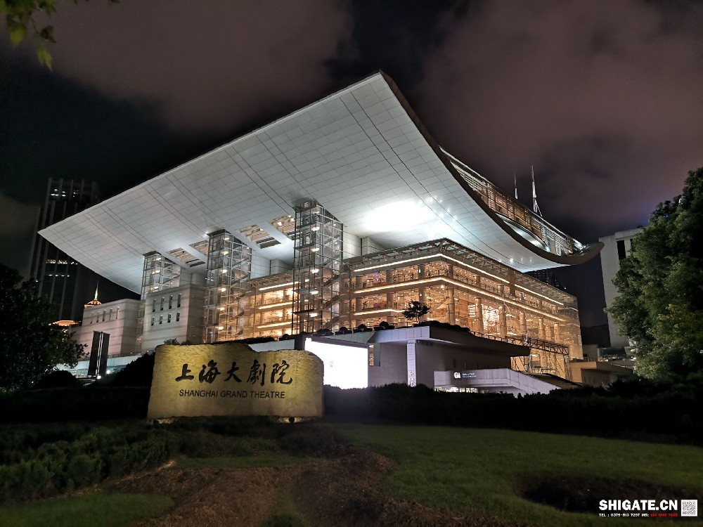 世界級歌劇院——上海大歌劇院是上海“十三五”期間公共文化新布局中的重點建設(shè)項目之一，其整個建筑形體取“中國扇”之意。為讓最美“中國扇”在黃浦江畔綻開，項目建設(shè)工程中運用了大量新技術(shù)、新工藝、新材料，尤其是其關(guān)鍵部位所用鋼材，與普通高層建筑用鋼板相比，除了要具備較強(qiáng)的抗壓性能外，還需承受比普通鋼板更強(qiáng)的抗撕裂、抗扭曲能力。同時，該項目對鋼板的表面質(zhì)量要求非?？量?。