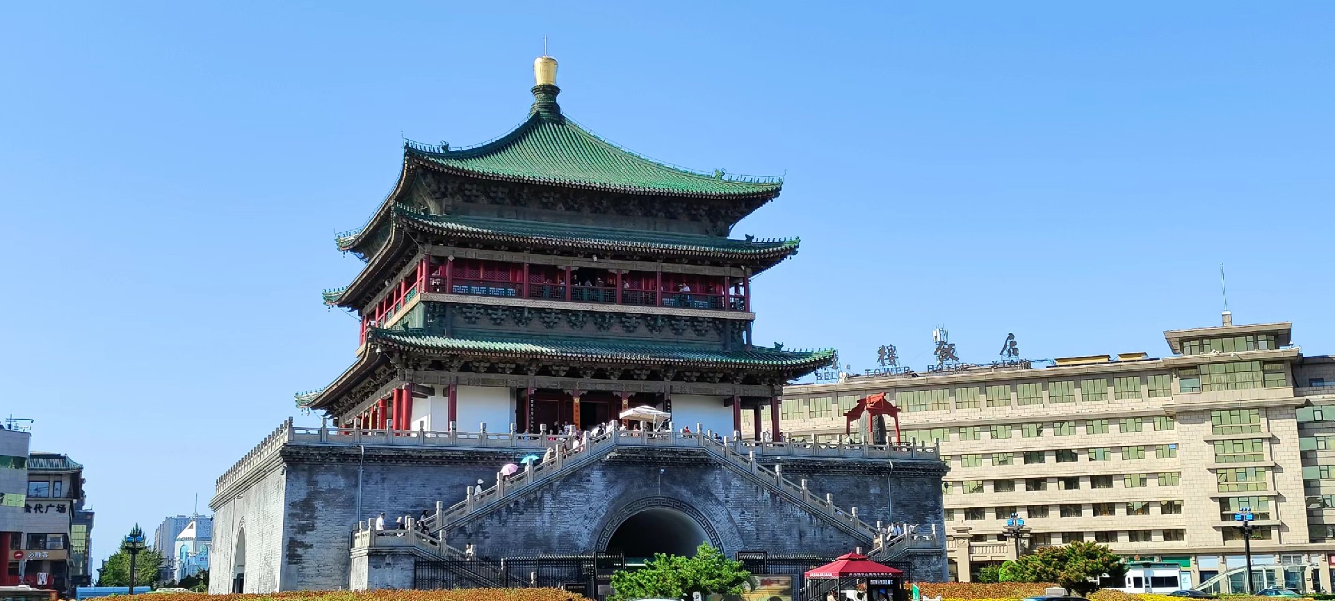 西安是國(guó)務(wù)院公布的首批國(guó)家歷史文化名城，有西周、秦、西漢、唐等在內(nèi)的13個(gè)朝代在此建都，是世界四大古都之一，中國(guó)古都學(xué)會(huì)認(rèn)定的中國(guó)建都朝代最多、帝都?xì)v史最長(zhǎng)的古都。曾經(jīng)作為中國(guó)首都和政治、經(jīng)濟(jì)、文化中心長(zhǎng)達(dá)1100多年。旅游景點(diǎn)有秦始皇兵馬俑博物館、大雁塔、陜西歷史博物館、華清池景區(qū)、碑林博物館等