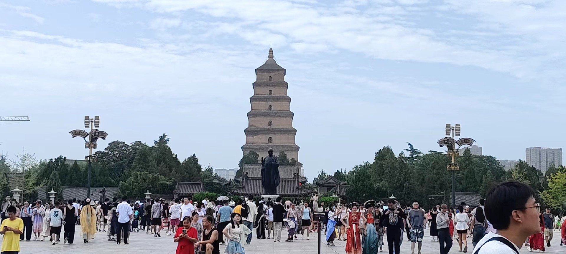 西安是國(guó)務(wù)院公布的首批國(guó)家歷史文化名城，有西周、秦、西漢、唐等在內(nèi)的13個(gè)朝代在此建都，是世界四大古都之一，中國(guó)古都學(xué)會(huì)認(rèn)定的中國(guó)建都朝代最多、帝都?xì)v史最長(zhǎng)的古都。曾經(jīng)作為中國(guó)首都和政治、經(jīng)濟(jì)、文化中心長(zhǎng)達(dá)1100多年。旅游景點(diǎn)有秦始皇兵馬俑博物館、大雁塔、陜西歷史博物館、華清池景區(qū)、碑林博物館等