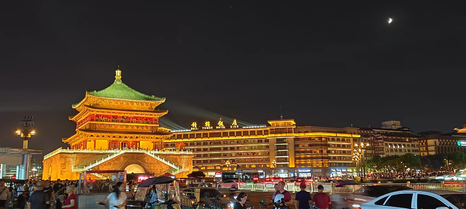 西安是國(guó)務(wù)院公布的首批國(guó)家歷史文化名城，有西周、秦、西漢、唐等在內(nèi)的13個(gè)朝代在此建都，是世界四大古都之一，中國(guó)古都學(xué)會(huì)認(rèn)定的中國(guó)建都朝代最多、帝都?xì)v史最長(zhǎng)的古都。曾經(jīng)作為中國(guó)首都和政治、經(jīng)濟(jì)、文化中心長(zhǎng)達(dá)1100多年。旅游景點(diǎn)有秦始皇兵馬俑博物館、大雁塔、陜西歷史博物館、華清池景區(qū)、碑林博物館等