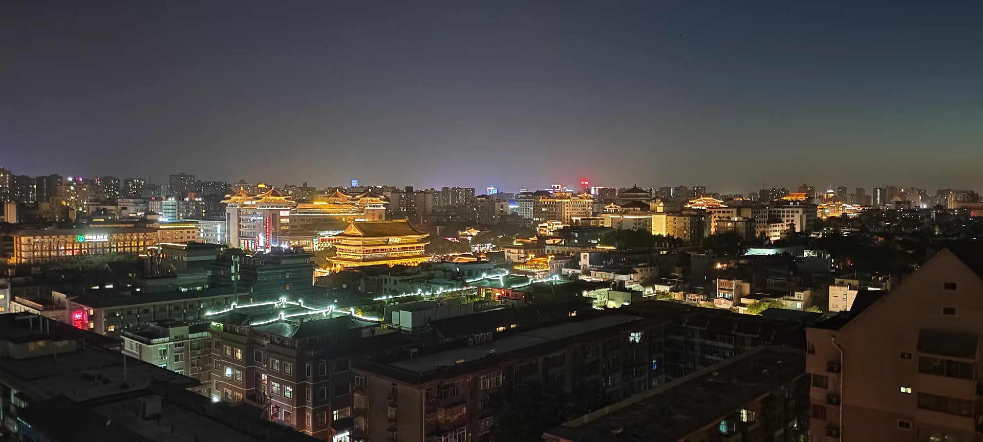 西安是國(guó)務(wù)院公布的首批國(guó)家歷史文化名城，有西周、秦、西漢、唐等在內(nèi)的13個(gè)朝代在此建都，是世界四大古都之一，中國(guó)古都學(xué)會(huì)認(rèn)定的中國(guó)建都朝代最多、帝都?xì)v史最長(zhǎng)的古都。曾經(jīng)作為中國(guó)首都和政治、經(jīng)濟(jì)、文化中心長(zhǎng)達(dá)1100多年。旅游景點(diǎn)有秦始皇兵馬俑博物館、大雁塔、陜西歷史博物館、華清池景區(qū)、碑林博物館等