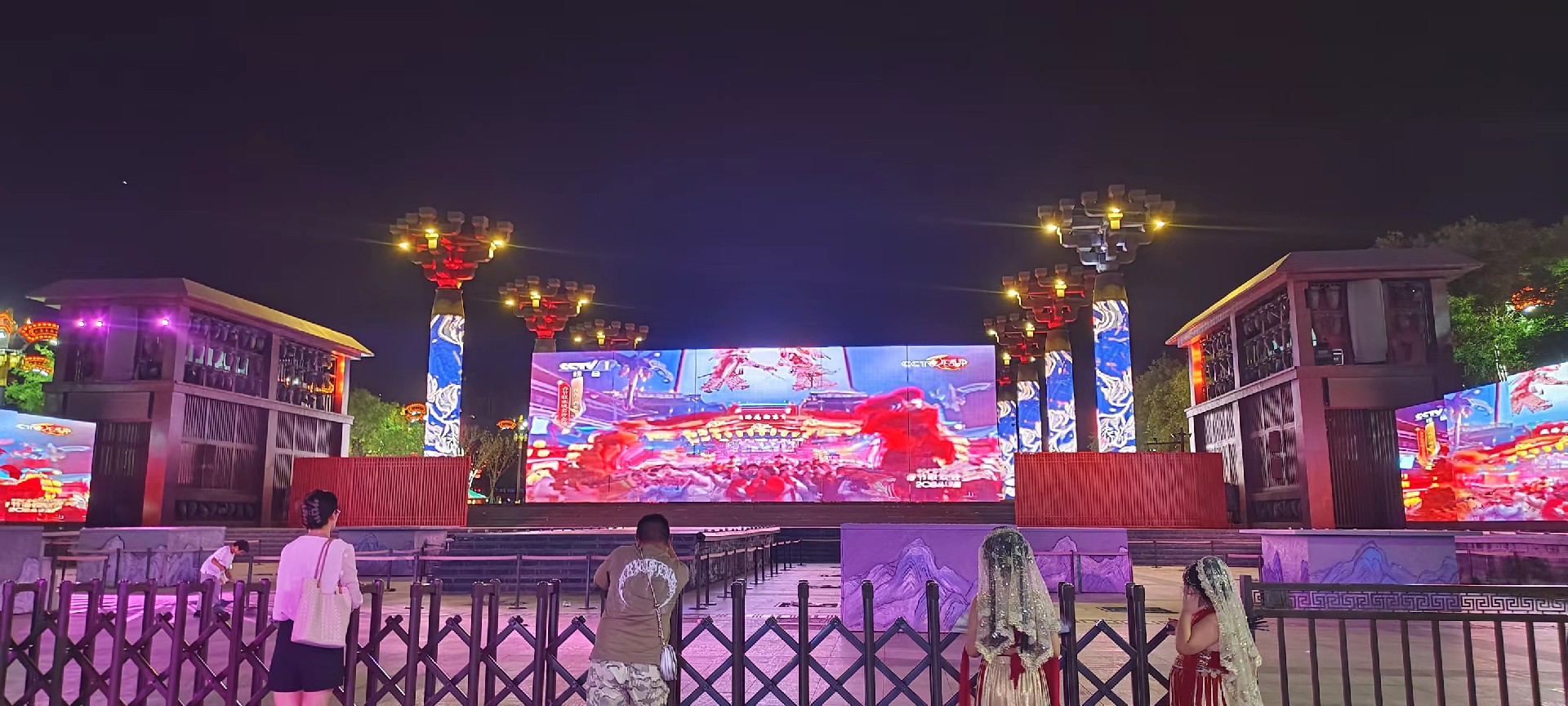 西安是國(guó)務(wù)院公布的首批國(guó)家歷史文化名城，有西周、秦、西漢、唐等在內(nèi)的13個(gè)朝代在此建都，是世界四大古都之一，中國(guó)古都學(xué)會(huì)認(rèn)定的中國(guó)建都朝代最多、帝都?xì)v史最長(zhǎng)的古都。曾經(jīng)作為中國(guó)首都和政治、經(jīng)濟(jì)、文化中心長(zhǎng)達(dá)1100多年。旅游景點(diǎn)有秦始皇兵馬俑博物館、大雁塔、陜西歷史博物館、華清池景區(qū)、碑林博物館等