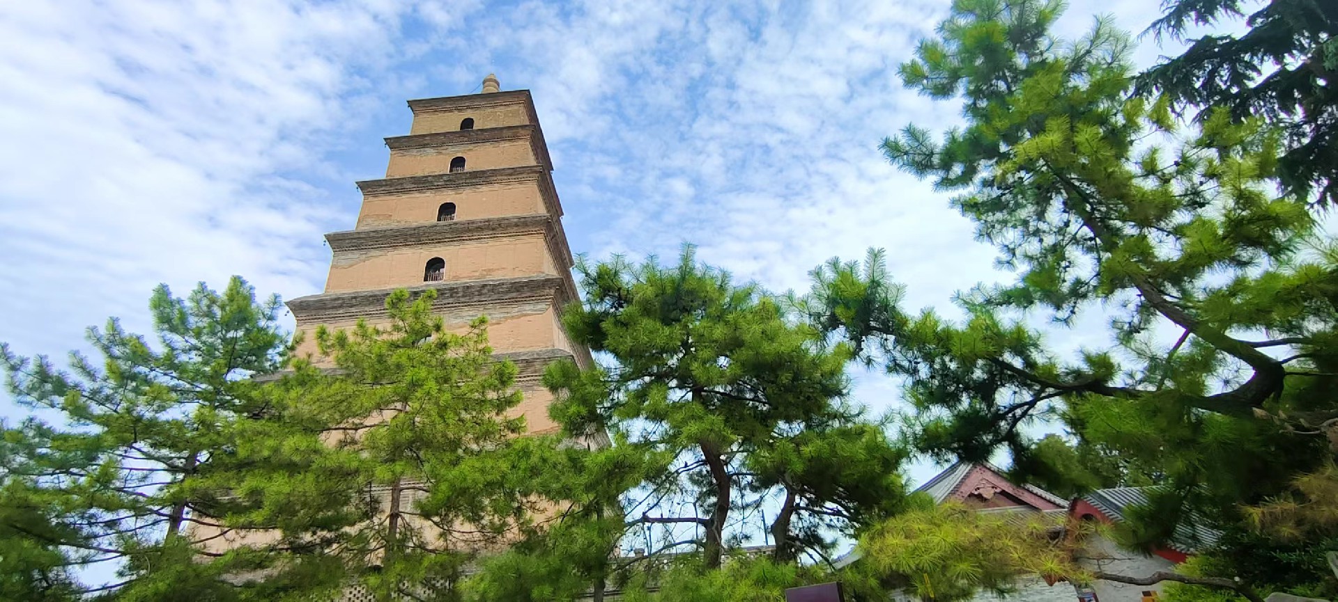 西安是國(guó)務(wù)院公布的首批國(guó)家歷史文化名城，有西周、秦、西漢、唐等在內(nèi)的13個(gè)朝代在此建都，是世界四大古都之一，中國(guó)古都學(xué)會(huì)認(rèn)定的中國(guó)建都朝代最多、帝都?xì)v史最長(zhǎng)的古都。曾經(jīng)作為中國(guó)首都和政治、經(jīng)濟(jì)、文化中心長(zhǎng)達(dá)1100多年。旅游景點(diǎn)有秦始皇兵馬俑博物館、大雁塔、陜西歷史博物館、華清池景區(qū)、碑林博物館等