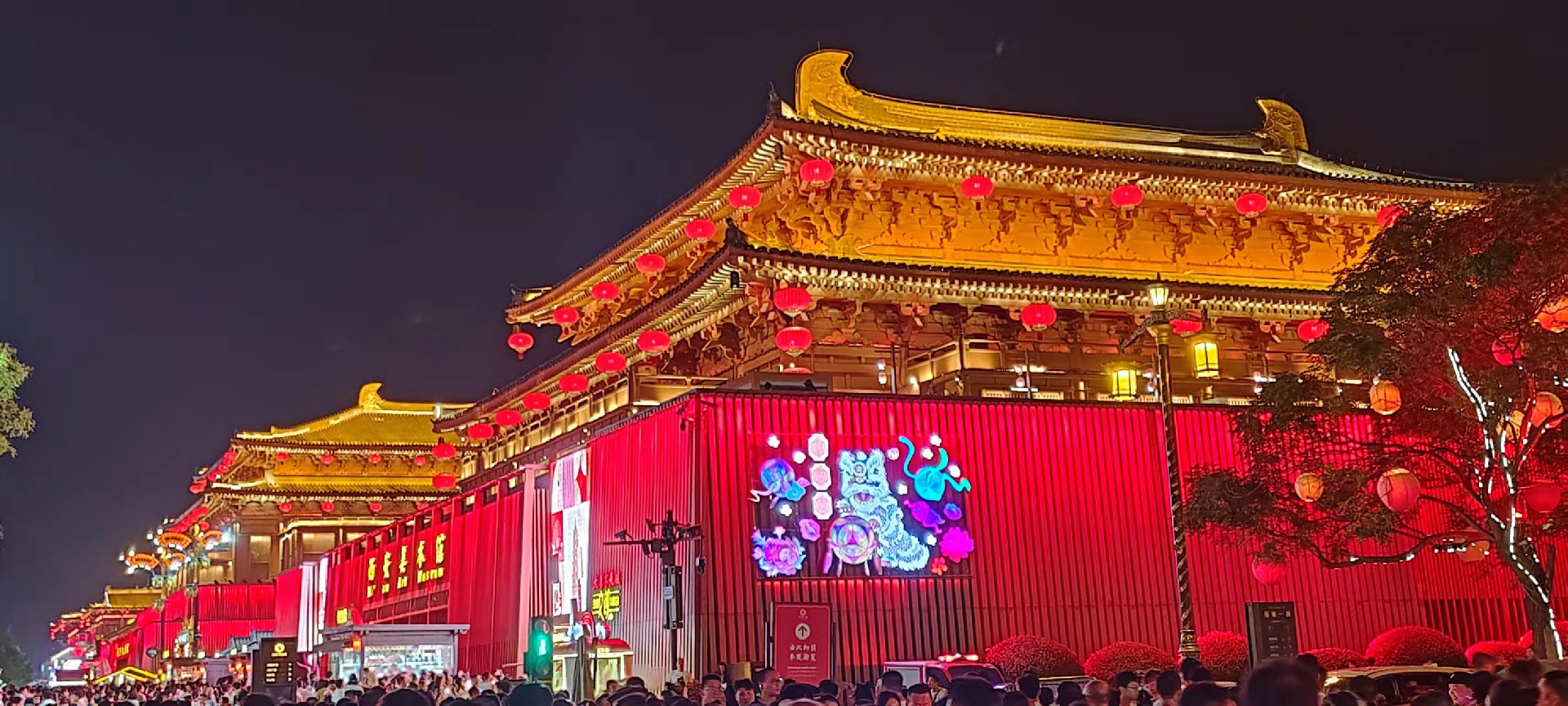 西安是國(guó)務(wù)院公布的首批國(guó)家歷史文化名城，有西周、秦、西漢、唐等在內(nèi)的13個(gè)朝代在此建都，是世界四大古都之一，中國(guó)古都學(xué)會(huì)認(rèn)定的中國(guó)建都朝代最多、帝都?xì)v史最長(zhǎng)的古都。曾經(jīng)作為中國(guó)首都和政治、經(jīng)濟(jì)、文化中心長(zhǎng)達(dá)1100多年。旅游景點(diǎn)有秦始皇兵馬俑博物館、大雁塔、陜西歷史博物館、華清池景區(qū)、碑林博物館等