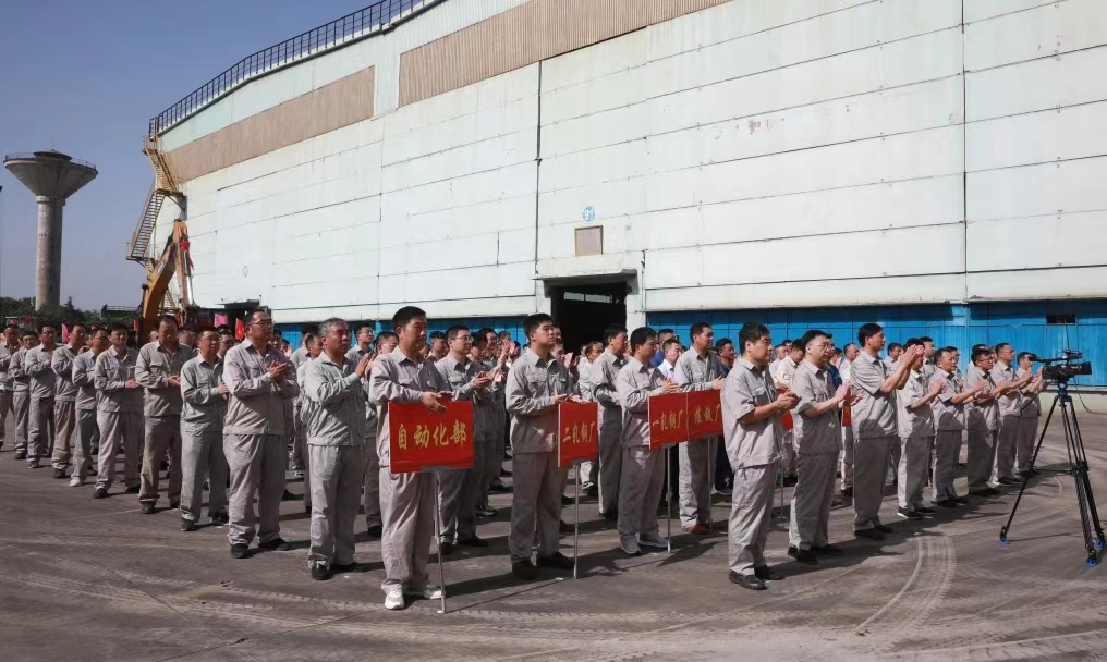 8月11日上午，舞鋼公司460mm厚板連鑄機項目開工儀式舉行。舞鋼公司黨委書記、董事長吝章國，舞鋼市委常委、宣傳部部長、副市長郭愛珍，中冶京誠煉鋼工程技術(shù)所總經(jīng)理安邦，中冶集團首席專家陳衛(wèi)強，武鋼綠城副總經(jīng)理冀廣超，大河環(huán)科黨委副書記、總經(jīng)理劉永剛等出席開工儀式。據(jù)了解，460mm連鑄機項目是舞鋼公司推進結(jié)構(gòu)優(yōu)化、綠色低碳轉(zhuǎn)型的重要戰(zhàn)略部署。該項目建成后，可以充分發(fā)揮舞鋼的裝備優(yōu)勢和技術(shù)優(yōu)勢，不僅對舞鋼開展前沿技術(shù)研究，引領寬厚板行業(yè)發(fā)展意義重大，而且將進一步提升地區(qū)金屬材料產(chǎn)業(yè)鏈的整體實力。