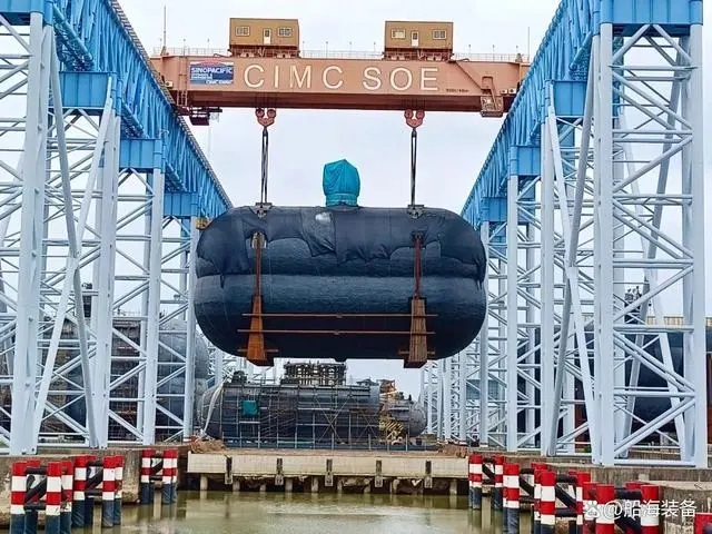 近日，南通中集太平洋海洋工程有限公司（以下簡稱“CIMC SOE”）為舟山長宏國際船舶修造有限公司(以下簡稱“長宏國際”)建造的7500立方全球首制堆疊式LNG雙耳船用燃料罐第一、二船套（T154/155）順利裝船發(fā)運(yùn)。該燃料罐后續(xù)將安裝在11500TEU集裝箱船上。在該燃料罐制造過程中，河鋼集團(tuán)舞鋼公司生產(chǎn)的1357噸高性能9Ni鋼板獨(dú)家用于該燃料罐制造。