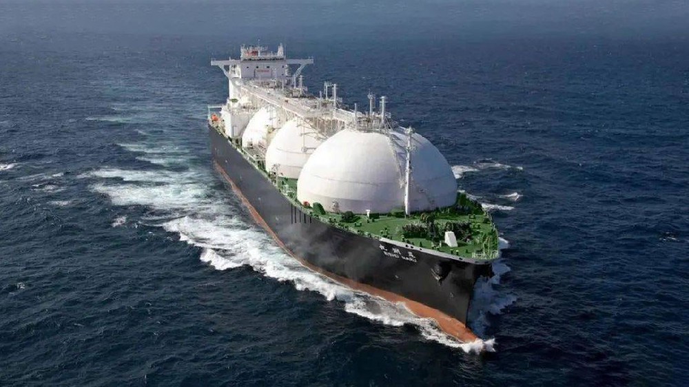  9月20日，在萬里長江入?？诒眰鹊慕K省啟東市，由南通中集太平洋海洋工程有限公司采用河鋼集團舞鋼公司高錳鋼制造的高錳鋼船“GasChemPhoenix”用燃料罐交付使用。舞鋼生產的高錳鋼率先實現了實船應用，標志著新一代低成本、高性能超低溫用國產高錳鋼從材料的基礎研究向工程應用邁出了堅實的一步，對高錳低溫鋼的推廣和應用具有里程碑式的意義。 LNG（液化天然氣）新型低溫材料高錳鋼，是一種錳含量在22%~25%、不含鎳的一種純奧氏體合金鋼，具有良好低溫韌性、高強度、高延展性能，相比目前傳統LNG船罐材料所用的鎳系低溫鋼，有更加明顯的經濟效益。因此高錳鋼的應用對于LNG船舶制造企業(yè)降低生產成本、提升市場競爭力等方面有著重要的實際意義。  本報訊 9月20日，在萬里長江入?？诒眰鹊慕K省啟東市，由南通中集太平洋海洋工程有限公司采用河鋼集團舞鋼公司高錳鋼制造的國內首臺套高錳鋼船“GasChemPhoenix”用燃料罐交付使用。舞鋼生產的高錳鋼在國內率先實現了實船應用，標志著新一代低成本、高性能超低溫用國產高錳鋼從材料的基礎研究向國內工程應用邁出了堅實的一步，對高錳低溫鋼的推廣和應用具有里程碑式的意義。 LNG（液化天然氣）新型低溫材料高錳鋼，是一種錳含量在22%~25%、不含鎳的一種純奧氏體合金鋼，具有良好低溫韌性、高強度、高延展性能，相比目前傳統LNG船罐材料所用的鎳系低溫鋼，有更加明顯的經濟效益。因此高錳鋼的應用對于LNG船舶制造企業(yè)降低生產成本、提升市場競爭力等方面有著重要的實際意義。  1728719721157406.jpg  為助力國家清潔能源水上應用，落實河鋼集團戰(zhàn)略部署，舞鋼作為中國特鋼生產基地，于2019年在國內率先工業(yè)化生產出不同厚度規(guī)格（8毫米~63.5毫米）的高錳鋼板。經中國船舶重工集團公司某研究所檢驗，該產品塑韌性優(yōu)良，指標遠超IMO（國際海事組織）和船規(guī)的最新要求，達到國際先進水平，打破了國外長期壟斷船用LNG高錳鋼的局面，率先填補了國內該種鋼材生產技術空白。 2022年以來，為了加速高錳鋼實船應用，由船級社、舞鋼、南通中集太平洋海洋工程有限公司及研究院所等單位共同組建聯合研發(fā)團隊，突破了高錳鋼的材料性能調控、焊材研發(fā)匹配、儲罐成型制備等一系列技術瓶頸，并發(fā)布了產品標準和應用指南，實現了我國高錳鋼從材料到應用全產業(yè)鏈條的原始創(chuàng)新。  為助力國家清潔能源水上應用，落實河鋼集團戰(zhàn)略部署，舞鋼作為中國特鋼生產基地，于2019年工業(yè)化生產出不同厚度規(guī)格（8毫米~63.5毫米）的高錳鋼板。經中國船舶重工集團公司某研究所檢驗，該產品塑韌性優(yōu)良，指標遠超IMO（國際海事組織）和船規(guī)的更新要求，達到國際先進水平，打破了國外長期壟斷船用LNG高錳鋼的局面，率先填補了該種鋼材生產技術空白。 2022年以來，為了加速高錳鋼實船應用，由船級社、舞鋼、南通中集太平洋海洋工程有限公司及研究院所等單位共同組建聯合研發(fā)團隊，突破了高錳鋼的材料性能調控、焊材研發(fā)匹配、儲罐成型制備等一系列技術瓶頸，并發(fā)布了產品標準和應用指南，實現了我國高錳鋼從材料到應用全產業(yè)鏈條的原始創(chuàng)新。