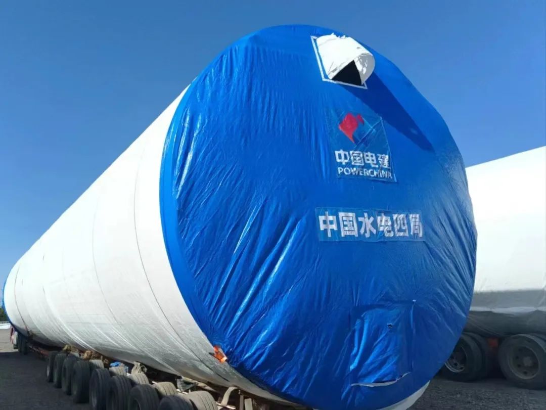 近日，河鋼集團(tuán)舞鋼公司生產(chǎn)的一批風(fēng)電項(xiàng)目用鋼板如期發(fā)往客戶，將用于新彊吐魯番市重點(diǎn)能源項(xiàng)目——廣東能源托克遜縣100萬千瓦風(fēng)電項(xiàng)目的風(fēng)電塔筒制造。目前，舞鋼已累計(jì)向該項(xiàng)目供應(yīng)風(fēng)電項(xiàng)目用鋼板近2萬噸。