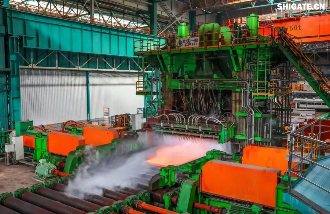 近日，河鋼集團舞鋼公司研發(fā)生產(chǎn)的大厚度、高技術難度碳錳釩SA737系列容器鋼板順利交付某重點客戶，鋼板的各項性能指標均達到國內(nèi)領先水平，成功實現(xiàn)“國內(nèi)首發(fā)”。該產(chǎn)品在舞鋼公司批量生產(chǎn)成功，對于鞏固并擴大舞鋼公司品種領先優(yōu)勢，引領寬厚板行業(yè)高質(zhì)量發(fā)展具有十分重要的意義。