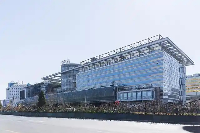 鋼鐵行業(yè)是全球工業(yè)體系中的重要支柱之一,其產(chǎn)品廣泛應(yīng)用于基礎(chǔ)設(shè)施建設(shè)、機(jī)械制造、汽車工業(yè)等領(lǐng)域。隨著全球工業(yè)化進(jìn)程的不斷深入,鋼鐵行業(yè)呈現(xiàn)出國(guó)際化競(jìng)爭(zhēng)格局。在眾多鋼鐵制造企業(yè)中,有6家公司以其出色的經(jīng)營(yíng)業(yè)績(jī)和強(qiáng)大的市場(chǎng)地位脫穎而出,成為了世界鋼鐵制造業(yè)的領(lǐng)軍企業(yè)。