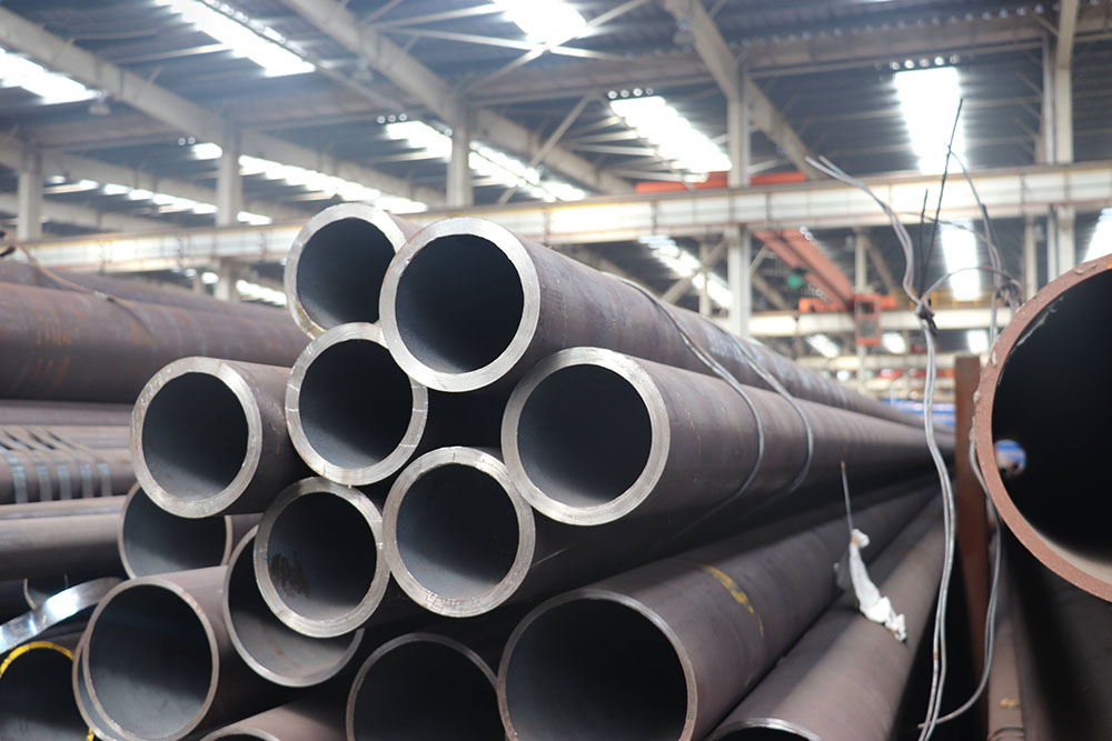 無縫管是一種具有中空截面、周邊沒有接縫的長條鋼材。鋼管具有中空截面，大量用作輸送流體的管道，如輸送石油、天然氣、煤氣、水及某些固體物料的管道等。鋼管與圓鋼等實心鋼材相比，在抗彎抗扭強度相同時，重量較輕，是一種經(jīng)濟截面鋼材，廣泛用于制造結(jié)構(gòu)件和機械零件，如石油鉆桿、汽車傳動軸、自行車架以及建筑施工中用的鋼腳手架等。用鋼管制造環(huán)形零件，可提高材料利用率，簡化制造工序，節(jié)約材料和加工工時，如滾動軸承套圈、千斤頂套等，目前已廣泛用鋼管來制造。鋼管還是各種常規(guī)武器不可缺少的材料，槍管、炮筒等都要鋼管來制造。鋼管按橫截面積形狀的不同可分為圓管和異型管。由于在周長相等的條件下，圓面積大，用圓形管可以輸送更多的流體。此外，圓環(huán)截面在承受內(nèi)部或外部徑向壓力時，受力較均勻，因此，絕大多數(shù)鋼管是圓管。