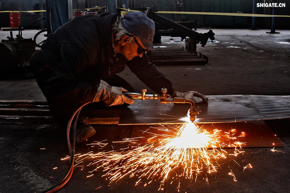 在工業(yè)生產(chǎn)中，鋼板切割是一項至關重要的工藝，廣泛應用于機械制造、建筑、橋梁建設等多個領域。為了滿足不同項目的需求，鋼板切割采用了多種加工方式。本文將詳細介紹鋼板切割中常見的幾種加工方式，包括火焰切割、激光切割、等離子切割、水刀切割以及機械切割等。    一、火焰切割    火焰切割是利用氧氣和乙炔的燃燒產(chǎn)生的高溫火焰來切割鋼板的一種加工方式。在切割過程中，火焰將鋼板局部加熱至熔化狀態(tài)，同時氧氣流將熔化的金屬吹走，形成切口。火焰切割設備相對簡單，成本低廉，適用于切割厚度較大的鋼板。然而，由于切割過程中產(chǎn)生的熱影響區(qū)較大，易導致鋼板變形和材質變化，因此精度和表面質量相對較低。          二、激光切割    激光切割是利用高功率密度的激光束照射鋼板表面，使鋼板迅速熔化、汽化或達到點燃點，同時以高速氣流將熔化或燃燒的金屬吹走，形成切口。激光切割具有切割速度快、精度高、熱影響區(qū)小等優(yōu)點，特別適用于切割薄板和中厚板。此外，激光切割還能實現(xiàn)自動化和智能化生產(chǎn)，提高生產(chǎn)效率。            三、等離子切割    等離子切割是利用高溫、高速度的等離子氣體流對鋼板進行切割的一種加工方式。在切割過程中，等離子氣體流將鋼板局部熔化，并通過氣流將熔化的金屬吹走。等離子切割適用于切割中厚板和厚板，具有切割速度快、熱影響區(qū)小、切口平整等優(yōu)點。然而，等離子切割設備的成本較高，維護也相對復雜。    四、水刀切割    水刀切割是利用高壓水流對鋼板進行切割的一種加工方式。在切割過程中，高壓水流將鋼板局部沖蝕，形成切口。水刀切割具有切割精度高、表面質量好、無熱影響區(qū)等優(yōu)點，特別適用于切割薄板和對表面質量要求較高的項目。此外，水刀切割還能實現(xiàn)綠色生產(chǎn)，減少環(huán)境污染。    五、機械切割    機械切割是利用切割機械對鋼板進行切割的一種加工方式，如鋸床切割、銑床切割等。機械切割適用于切割各種厚度和材質的鋼板，具有切割精度高、切口平整、適應性強等優(yōu)點。然而，機械切割的速度相對較慢，生產(chǎn)效率較低，且對于較厚的鋼板，切割難度較大。            在選擇鋼板切割加工方式時，需要根據(jù)項目的具體需求、鋼板的厚度和材質、生產(chǎn)效率和成本等因素進行綜合考慮。對于要求高精度、高表面質量的切割項目，激光切割和水刀切割是較為理想的選擇；對于切割厚度較大、對表面質量要求不高的項目，火焰切割和等離子切割則更具優(yōu)勢；而對于需要靈活應對各種切割需求的場景，機械切割則是一種可靠的選擇。    總之，隨著科技的不斷進步和工業(yè)生產(chǎn)的不斷發(fā)展，鋼板切割加工方式也在不斷創(chuàng)新和完善。了解各種加工方式的優(yōu)缺點，并根據(jù)實際需求選擇合適的加工方式，對于提高鋼板切割的質量和效率具有重要意義。