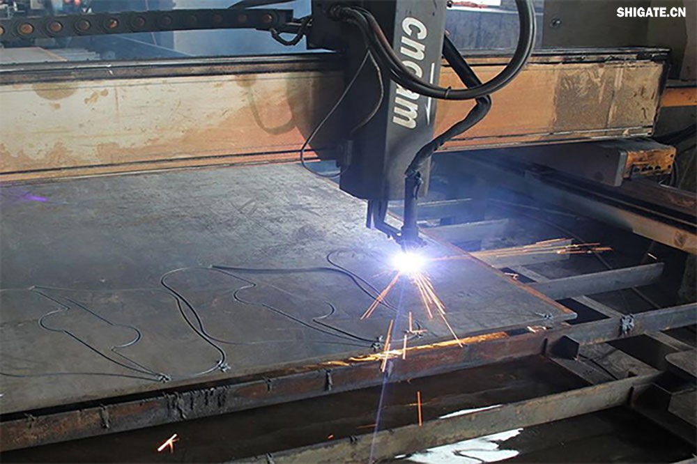 在工業(yè)生產(chǎn)中，鋼板切割是一項至關重要的工藝，廣泛應用于機械制造、建筑、橋梁建設等多個領域。為了滿足不同項目的需求，鋼板切割采用了多種加工方式。本文將詳細介紹鋼板切割中常見的幾種加工方式，包括火焰切割、激光切割、等離子切割、水刀切割以及機械切割等。    一、火焰切割    火焰切割是利用氧氣和乙炔的燃燒產(chǎn)生的高溫火焰來切割鋼板的一種加工方式。在切割過程中，火焰將鋼板局部加熱至熔化狀態(tài)，同時氧氣流將熔化的金屬吹走，形成切口?；鹧媲懈钤O備相對簡單，成本低廉，適用于切割厚度較大的鋼板。然而，由于切割過程中產(chǎn)生的熱影響區(qū)較大，易導致鋼板變形和材質變化，因此精度和表面質量相對較低。          二、激光切割    激光切割是利用高功率密度的激光束照射鋼板表面，使鋼板迅速熔化、汽化或達到點燃點，同時以高速氣流將熔化或燃燒的金屬吹走，形成切口。激光切割具有切割速度快、精度高、熱影響區(qū)小等優(yōu)點，特別適用于切割薄板和中厚板。此外，激光切割還能實現(xiàn)自動化和智能化生產(chǎn)，提高生產(chǎn)效率。            三、等離子切割    等離子切割是利用高溫、高速度的等離子氣體流對鋼板進行切割的一種加工方式。在切割過程中，等離子氣體流將鋼板局部熔化，并通過氣流將熔化的金屬吹走。等離子切割適用于切割中厚板和厚板，具有切割速度快、熱影響區(qū)小、切口平整等優(yōu)點。然而，等離子切割設備的成本較高，維護也相對復雜。    四、水刀切割    水刀切割是利用高壓水流對鋼板進行切割的一種加工方式。在切割過程中，高壓水流將鋼板局部沖蝕，形成切口。水刀切割具有切割精度高、表面質量好、無熱影響區(qū)等優(yōu)點，特別適用于切割薄板和對表面質量要求較高的項目。此外，水刀切割還能實現(xiàn)綠色生產(chǎn)，減少環(huán)境污染。    五、機械切割    機械切割是利用切割機械對鋼板進行切割的一種加工方式，如鋸床切割、銑床切割等。機械切割適用于切割各種厚度和材質的鋼板，具有切割精度高、切口平整、適應性強等優(yōu)點。然而，機械切割的速度相對較慢，生產(chǎn)效率較低，且對于較厚的鋼板，切割難度較大。            在選擇鋼板切割加工方式時，需要根據(jù)項目的具體需求、鋼板的厚度和材質、生產(chǎn)效率和成本等因素進行綜合考慮。對于要求高精度、高表面質量的切割項目，激光切割和水刀切割是較為理想的選擇；對于切割厚度較大、對表面質量要求不高的項目，火焰切割和等離子切割則更具優(yōu)勢；而對于需要靈活應對各種切割需求的場景，機械切割則是一種可靠的選擇。    總之，隨著科技的不斷進步和工業(yè)生產(chǎn)的不斷發(fā)展，鋼板切割加工方式也在不斷創(chuàng)新和完善。了解各種加工方式的優(yōu)缺點，并根據(jù)實際需求選擇合適的加工方式，對于提高鋼板切割的質量和效率具有重要意義。