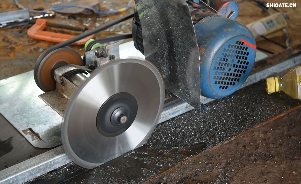 在工業(yè)生產(chǎn)中，鋼板切割是一項至關重要的工藝，廣泛應用于機械制造、建筑、橋梁建設等多個領域。為了滿足不同項目的需求，鋼板切割采用了多種加工方式。本文將詳細介紹鋼板切割中常見的幾種加工方式，包括火焰切割、激光切割、等離子切割、水刀切割以及機械切割等。    一、火焰切割    火焰切割是利用氧氣和乙炔的燃燒產(chǎn)生的高溫火焰來切割鋼板的一種加工方式。在切割過程中，火焰將鋼板局部加熱至熔化狀態(tài)，同時氧氣流將熔化的金屬吹走，形成切口?；鹧媲懈钤O備相對簡單，成本低廉，適用于切割厚度較大的鋼板。然而，由于切割過程中產(chǎn)生的熱影響區(qū)較大，易導致鋼板變形和材質變化，因此精度和表面質量相對較低。          二、激光切割    激光切割是利用高功率密度的激光束照射鋼板表面，使鋼板迅速熔化、汽化或達到點燃點，同時以高速氣流將熔化或燃燒的金屬吹走，形成切口。激光切割具有切割速度快、精度高、熱影響區(qū)小等優(yōu)點，特別適用于切割薄板和中厚板。此外，激光切割還能實現(xiàn)自動化和智能化生產(chǎn)，提高生產(chǎn)效率。            三、等離子切割    等離子切割是利用高溫、高速度的等離子氣體流對鋼板進行切割的一種加工方式。在切割過程中，等離子氣體流將鋼板局部熔化，并通過氣流將熔化的金屬吹走。等離子切割適用于切割中厚板和厚板，具有切割速度快、熱影響區(qū)小、切口平整等優(yōu)點。然而，等離子切割設備的成本較高，維護也相對復雜。    四、水刀切割    水刀切割是利用高壓水流對鋼板進行切割的一種加工方式。在切割過程中，高壓水流將鋼板局部沖蝕，形成切口。水刀切割具有切割精度高、表面質量好、無熱影響區(qū)等優(yōu)點，特別適用于切割薄板和對表面質量要求較高的項目。此外，水刀切割還能實現(xiàn)綠色生產(chǎn)，減少環(huán)境污染。    五、機械切割    機械切割是利用切割機械對鋼板進行切割的一種加工方式，如鋸床切割、銑床切割等。機械切割適用于切割各種厚度和材質的鋼板，具有切割精度高、切口平整、適應性強等優(yōu)點。然而，機械切割的速度相對較慢，生產(chǎn)效率較低，且對于較厚的鋼板，切割難度較大。            在選擇鋼板切割加工方式時，需要根據(jù)項目的具體需求、鋼板的厚度和材質、生產(chǎn)效率和成本等因素進行綜合考慮。對于要求高精度、高表面質量的切割項目，激光切割和水刀切割是較為理想的選擇；對于切割厚度較大、對表面質量要求不高的項目，火焰切割和等離子切割則更具優(yōu)勢；而對于需要靈活應對各種切割需求的場景，機械切割則是一種可靠的選擇。    總之，隨著科技的不斷進步和工業(yè)生產(chǎn)的不斷發(fā)展，鋼板切割加工方式也在不斷創(chuàng)新和完善。了解各種加工方式的優(yōu)缺點，并根據(jù)實際需求選擇合適的加工方式，對于提高鋼板切割的質量和效率具有重要意義。