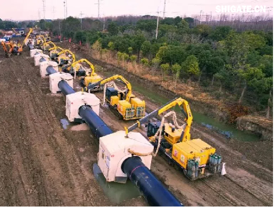 1月1日，國(guó)務(wù)院國(guó)資委新聞中心發(fā)布2024年度央企十大“超級(jí)工程”和央企十大“國(guó)之重器”，河鋼集團(tuán)舞鋼公司參與研制的我國(guó)首個(gè)工業(yè)用途核能供汽項(xiàng)目“和氣一號(hào)”和中俄東線天然氣管道工程、中國(guó)南極秦嶺站，我國(guó)自主設(shè)計(jì)建造的首艘大洋鉆探船“夢(mèng)想”號(hào)、亞洲首艘圓筒型海上油氣加工廠“?？惶?hào)”、我國(guó)自主研制的更大直徑盾構(gòu)機(jī)“江海號(hào)”分別入選。  2024年以來，舞鋼公司深入落實(shí)“1127”工作規(guī)劃，堅(jiān)持“以客戶需求為導(dǎo)向”，大力推進(jìn)技術(shù)營(yíng)銷，奮力拓展市場(chǎng)；強(qiáng)化科技創(chuàng)新驅(qū)動(dòng)，以填補(bǔ)國(guó)內(nèi)市場(chǎng)空白為目標(biāo)，研發(fā)更多具有舞鋼特色的新產(chǎn)品，助力國(guó)家“超級(jí)工程”建設(shè)和“大國(guó)重器”制造。