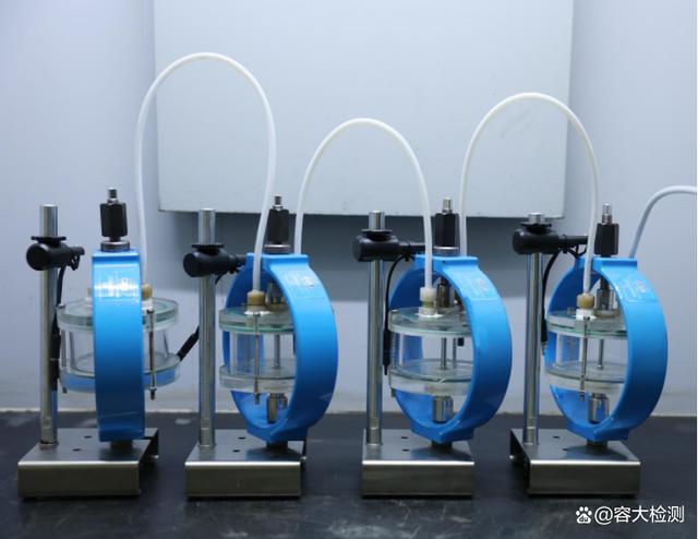 10月20日，工業(yè)和信息化部發(fā)布了2022年第23號公告，由舞鋼主導(dǎo)制定的我國首個《抗?jié)窳蚧瘹涓g鋼板》行業(yè)標(biāo)準(zhǔn)成功發(fā)布。  該標(biāo)準(zhǔn)由舞鋼公司主導(dǎo)，冶金工業(yè)信息標(biāo)準(zhǔn)研究院參與共同完成。項(xiàng)目組從標(biāo)準(zhǔn)建議書提交、申報、答辯，到標(biāo)準(zhǔn)的編制、起草、征求意見、審查審定，以及公示、公布等環(huán)節(jié)嚴(yán)格把關(guān)，歷時近3年努力完成。  該項(xiàng)標(biāo)準(zhǔn)填補(bǔ)了我國抗?jié)窳蚧瘹涓g鋼板標(biāo)準(zhǔn)空白，解決了抗?jié)窳蚧瘹涓g鋼板采購卡脖子難題，打通了從技術(shù)研發(fā)、產(chǎn)品設(shè)計(jì)、裝備制造到產(chǎn)品營銷最后一公里，對于國內(nèi)抗?jié)窳蚧瘹涓g鋼板產(chǎn)業(yè)高質(zhì)量發(fā)展具有深遠(yuǎn)意義。  該項(xiàng)行業(yè)標(biāo)準(zhǔn)是依據(jù)工業(yè)和信息化部工信廳科函（2019）276 號文“關(guān)于印發(fā) 2019 年第四批行業(yè)標(biāo)準(zhǔn)制修訂和外文版項(xiàng)目計(jì)劃的通知”下達(dá)的項(xiàng)目計(jì)劃， 2020年8月，全國鋼標(biāo)委鋼板和鋼帶分委員會組織各起草單位成立起草工作組，由舞陽鋼鐵有限責(zé)任公司為組長單位，負(fù)責(zé)主要起草工作。工作組對國內(nèi)外抗?jié)窳蚧瘹涓g鋼板產(chǎn)品和技術(shù)現(xiàn)狀與發(fā)展情況進(jìn)行全面調(diào)研，同時廣泛搜集相關(guān)標(biāo)準(zhǔn)和國內(nèi)外技術(shù)資料，進(jìn)行了大量的研究分析、資料查證工作，結(jié)合實(shí)際應(yīng)用經(jīng)驗(yàn)，進(jìn)行全面總結(jié)和歸納，在此基礎(chǔ)上編制出《抗?jié)窳蚧瘹涓g鋼板》標(biāo)準(zhǔn)，依據(jù)所收到的公開征求的社會意見，進(jìn)行分類、歸納、整理和分析，于 2021 年 11 月完成了標(biāo)準(zhǔn)送審稿。全國鋼標(biāo)委鋼板鋼帶分委員會與標(biāo)準(zhǔn)審查會，通過了此標(biāo)準(zhǔn)的審定。經(jīng)過全國鋼標(biāo)委鋼板鋼帶分委員會絕大多數(shù)委員投票通過了此標(biāo)準(zhǔn)的審查，獲得了批準(zhǔn)，最終由中國工業(yè)和信息化部進(jìn)行發(fā)布。   de1bb805c27e7ca704aee101fe9d728d.jpeg  該項(xiàng)標(biāo)準(zhǔn)從國內(nèi)抗?jié)窳蚧瘹涓g鋼板的發(fā)展要求出發(fā)，對所用鋼板化學(xué)成分、力學(xué)性能、表面質(zhì)量及交貨狀態(tài)，試驗(yàn)和檢驗(yàn)方法等多方面技術(shù)要求進(jìn)行了明確規(guī)定，對產(chǎn)品市場推廣應(yīng)用起著規(guī)范性指導(dǎo)作用。  舞鋼成功申請完成此項(xiàng)標(biāo)準(zhǔn)制定，是企業(yè)科研創(chuàng)新綜合實(shí)力的有力體現(xiàn)，為加快國內(nèi)抗?jié)窳蚧瘹涓g鋼板國際化進(jìn)程起到引領(lǐng)作用,對抗?jié)窳蚧瘹涓g鋼板市場的規(guī)范、推廣及應(yīng)用具有重要意義。