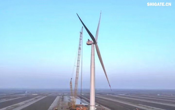 1月11日，更大功率等級的漂浮式風電機組——中國中車“啟航號”在山東東營風電裝備測試認證創(chuàng)新基地吊裝成功，標志著我國在海上超大型風機的探索邁出重要一步。該項目風電機組的配套塔筒是全球直徑更大、重量更重的塔筒型號，所用鋼板由河鋼集團舞鋼公司獨家提供。