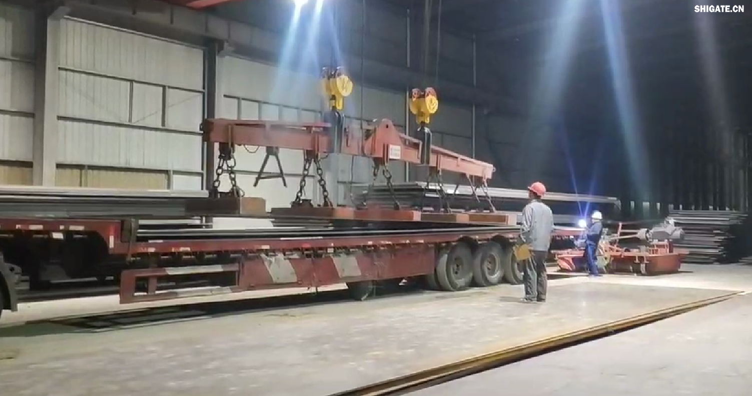 對于邁入2024年的鋼材市場而言，哪些因素是確定的？哪些因素是不確定的？  從需求來看，2024年，國內(nèi)宏觀經(jīng)濟繼續(xù)恢復向好，總體保持回升態(tài)勢，各項涉鋼指標轉(zhuǎn)暖預期強烈。在此背景下，預計鋼材需求總量（含出口）穩(wěn)定增長的態(tài)勢不會改變。為實現(xiàn)新年“開門紅”，新的刺激政策有望加速出臺，再加上穩(wěn)增長政策措施效應延續(xù)，預計2024年第1季度鋼材需求表現(xiàn)不會太差。  根據(jù)2023年11月份全國PMI（采購經(jīng)理指數(shù)）顯示，生產(chǎn)指數(shù)持續(xù)擴張，耗鋼行業(yè)指標處于高位水平；建筑業(yè)商務活動指數(shù)高位增長，建筑業(yè)施工進度繼續(xù)加快等，這些因素在一定程度上預示著開年鋼材需求向好的態(tài)勢。樂觀來看，2024年第1季度需求有同比增長3%的可能。