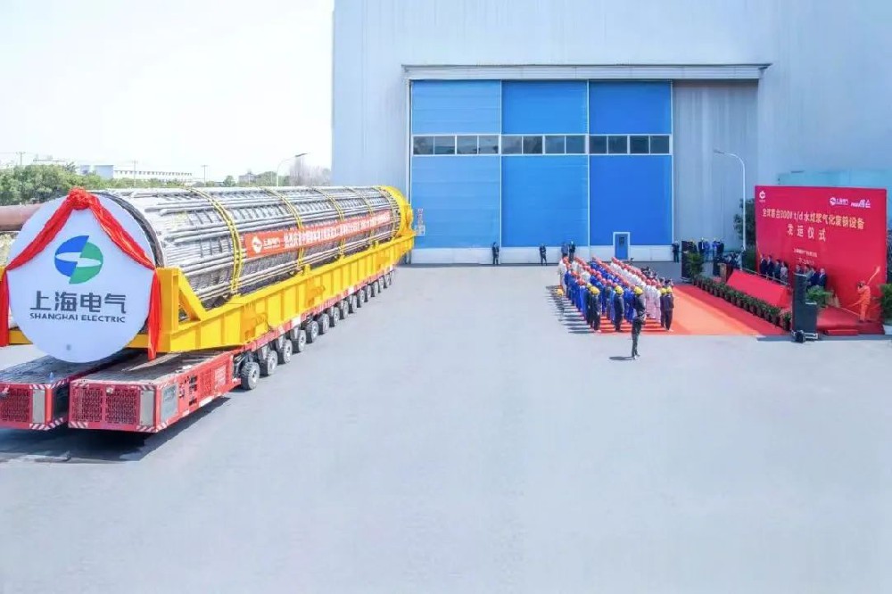 3月23日，全球首臺日處理量達(dá)3000噸的水煤漿氣化廢鍋設(shè)備，如期發(fā)往中煤榆林煤炭深加工基地項目，標(biāo)志著我國在大型煤氣化裝備領(lǐng)域?qū)崿F(xiàn)重大技術(shù)突破。河鋼集團(tuán)舞鋼公司生產(chǎn)的1050噸容器鋼板，替代進(jìn)口，獨家用于該設(shè)備制造。