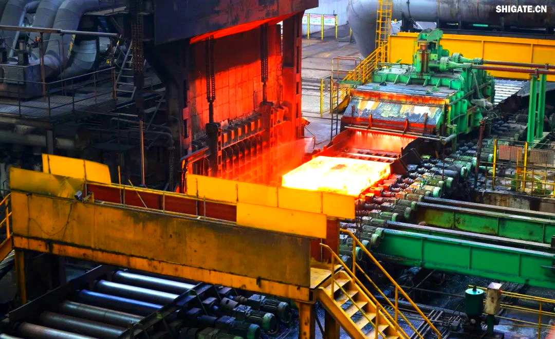 260余種寬厚板產(chǎn)品成功替代進(jìn)口或按國外標(biāo)準(zhǔn)生產(chǎn)，多個(gè)品種填補(bǔ)國內(nèi)空白并獨(dú)家供貨，更有40余種遠(yuǎn)銷海外。舞鋼公司不僅主導(dǎo)制定了臨氫設(shè)備用鉻鉬合金鋼板等十余項(xiàng)國家標(biāo)準(zhǔn)，還榮獲國家科學(xué)技術(shù)進(jìn)步獎(jiǎng)一等獎(jiǎng)2項(xiàng)、二等獎(jiǎng)1項(xiàng)，省部級科技進(jìn)步獎(jiǎng)更是數(shù)不勝數(shù)。自創(chuàng)立以來，河鋼集團(tuán)舞鋼公司便深耕寬厚板研發(fā)制造，打造出響亮的民族品牌，穩(wěn)坐世界寬厚板領(lǐng)域的頭把交椅。