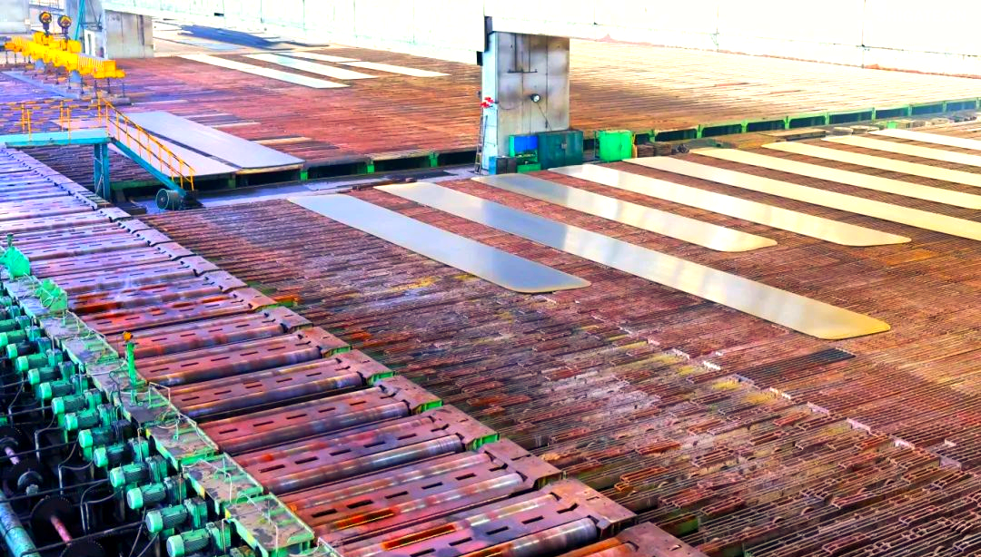 260余種寬厚板產(chǎn)品成功替代進(jìn)口或按國外標(biāo)準(zhǔn)生產(chǎn)，多個(gè)品種填補(bǔ)國內(nèi)空白并獨(dú)家供貨，更有40余種遠(yuǎn)銷海外。舞鋼公司不僅主導(dǎo)制定了臨氫設(shè)備用鉻鉬合金鋼板等十余項(xiàng)國家標(biāo)準(zhǔn)，還榮獲國家科學(xué)技術(shù)進(jìn)步獎(jiǎng)一等獎(jiǎng)2項(xiàng)、二等獎(jiǎng)1項(xiàng)，省部級科技進(jìn)步獎(jiǎng)更是數(shù)不勝數(shù)。自創(chuàng)立以來，河鋼集團(tuán)舞鋼公司便深耕寬厚板研發(fā)制造，打造出響亮的民族品牌，穩(wěn)坐世界寬厚板領(lǐng)域的頭把交椅。