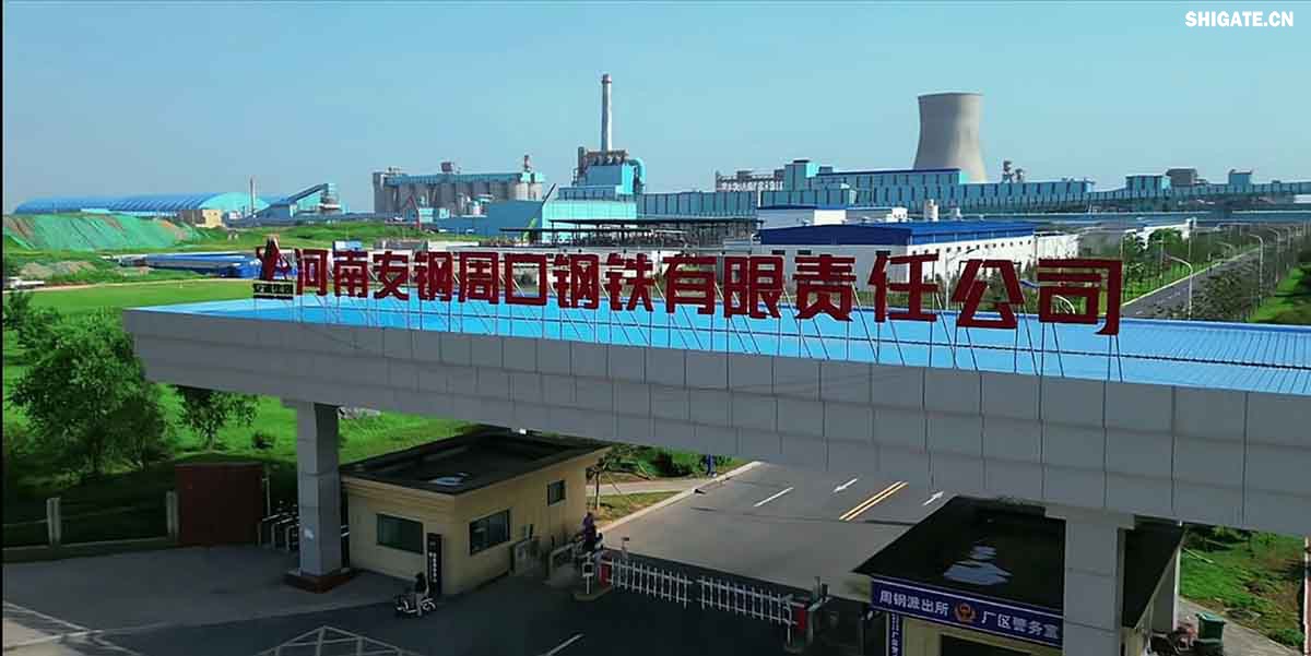 6月1日，河南鋼鐵集團(tuán)周口基地簡(jiǎn)稱(chēng)（周鋼）二期寬厚板項(xiàng)目控制中心迎來(lái)重要里程碑：當(dāng)操作員按下5500mm精軋機(jī)的軋制按鈕，通紅的鋼板如熔金般奔騰穿過(guò)軋輥，標(biāo)志著5500mm軋機(jī)熱試圓滿成功。這一震撼場(chǎng)景與5月31日RH真空精煉爐、熱處理線熱試成功交相輝映，正式宣告世界首條“5600mm+5500mm雙超寬機(jī)架”寬厚板生產(chǎn)線全線貫通！生產(chǎn)線總長(zhǎng)度達(dá)到1.4公里，構(gòu)成了國(guó)內(nèi)已知更長(zhǎng)的寬厚板軋鋼車(chē)間，連接了近20個(gè)精密工序，深基坑群實(shí)現(xiàn)了全線的貫通布局。至此，河南鋼鐵集團(tuán)強(qiáng)勢(shì)躋身全球鋼鐵制造“一梯隊(duì)”，其智能化、綠色化發(fā)展及特鋼轉(zhuǎn)型進(jìn)程由此開(kāi)啟全新篇章！