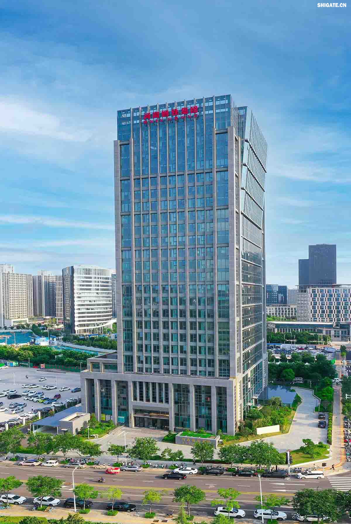 河南鋼鐵集團(tuán)有限公司（以下簡稱河南鋼鐵集團(tuán)）2023年3月1日注冊成立，注冊資本為人民幣200億元，旗下有安鋼股份公司、周口鋼鐵公司（周鋼）、洛陽銅加工集團(tuán)、舞陽礦業(yè)公司等子企業(yè)。薄學(xué)斌同志任董事長。河南鋼鐵集團(tuán)是省委、省政府為推動全省鋼鐵產(chǎn)業(yè)轉(zhuǎn)型提質(zhì)、結(jié)構(gòu)調(diào)整和布局優(yōu)化，而作出的重大決策。河南鋼鐵集團(tuán)的核心企業(yè)安鋼始建于1958年，是新中國第一批重點(diǎn)建設(shè)的鋼鐵企業(yè)，為河南經(jīng)濟(jì)社會發(fā)展作出了不可磨滅的歷史性貢獻(xiàn)。2023年12月，洛陽銅加工集團(tuán)有限責(zé)任公司加入集團(tuán)大家庭，開啟了全省鋼鐵、有色產(chǎn)業(yè)融合發(fā)展新征程；2024年7月，集團(tuán)進(jìn)入省管重要骨干企業(yè)序列，肩負(fù)起帶動全省鋼鐵產(chǎn)業(yè)轉(zhuǎn)型提質(zhì)、結(jié)構(gòu)調(diào)整、布局優(yōu)化和推進(jìn)全省鋼鋁銅鎂融合發(fā)展的重要使命。