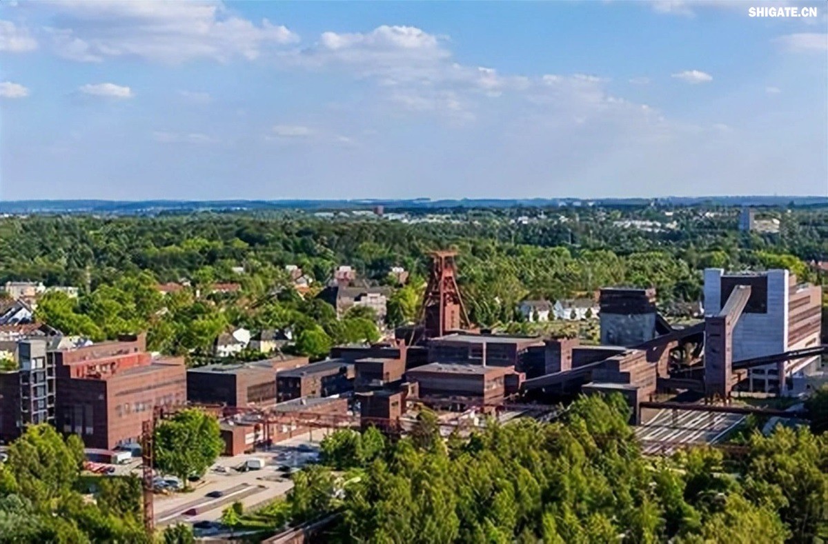 你聽(tīng)說(shuō)過(guò)歐洲"鋼鐵心臟"萎縮的消息嗎？為什么曾經(jīng)強(qiáng)大的歐盟鋼鐵產(chǎn)業(yè)如今正在迅速崩塌？特朗普政府重啟的25%鋼鐵關(guān)稅究竟給歐洲造成了多大沖擊？在全球貿(mào)易保護(hù)主義重燃的今天，歐盟的慘痛教訓(xùn)對(duì)中國(guó)有何警示意義？數(shù)據(jù)顯示，2025年一季度，歐盟對(duì)美鋼鐵出口同比驟降42%，損失約150萬(wàn)噸訂單和45億歐元收入。與此同時(shí)，中國(guó)鋼鐵卻逆勢(shì)增長(zhǎng)，2024年出口量突破1.11億噸，創(chuàng)下8年來(lái)新高。這背后有哪些產(chǎn)業(yè)鏈布局的深層差異？中國(guó)又該如何從歐盟的失敗中吸取經(jīng)驗(yàn)，打贏未來(lái)全球貿(mào)易的三大突圍戰(zhàn)？