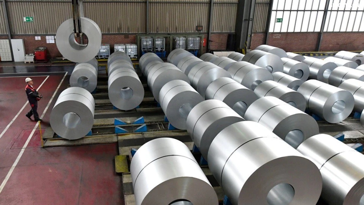 你聽(tīng)說(shuō)過(guò)歐洲"鋼鐵心臟"萎縮的消息嗎？為什么曾經(jīng)強(qiáng)大的歐盟鋼鐵產(chǎn)業(yè)如今正在迅速崩塌？特朗普政府重啟的25%鋼鐵關(guān)稅究竟給歐洲造成了多大沖擊？在全球貿(mào)易保護(hù)主義重燃的今天，歐盟的慘痛教訓(xùn)對(duì)中國(guó)有何警示意義？數(shù)據(jù)顯示，2025年一季度，歐盟對(duì)美鋼鐵出口同比驟降42%，損失約150萬(wàn)噸訂單和45億歐元收入。與此同時(shí)，中國(guó)鋼鐵卻逆勢(shì)增長(zhǎng)，2024年出口量突破1.11億噸，創(chuàng)下8年來(lái)新高。這背后有哪些產(chǎn)業(yè)鏈布局的深層差異？中國(guó)又該如何從歐盟的失敗中吸取經(jīng)驗(yàn)，打贏未來(lái)全球貿(mào)易的三大突圍戰(zhàn)？