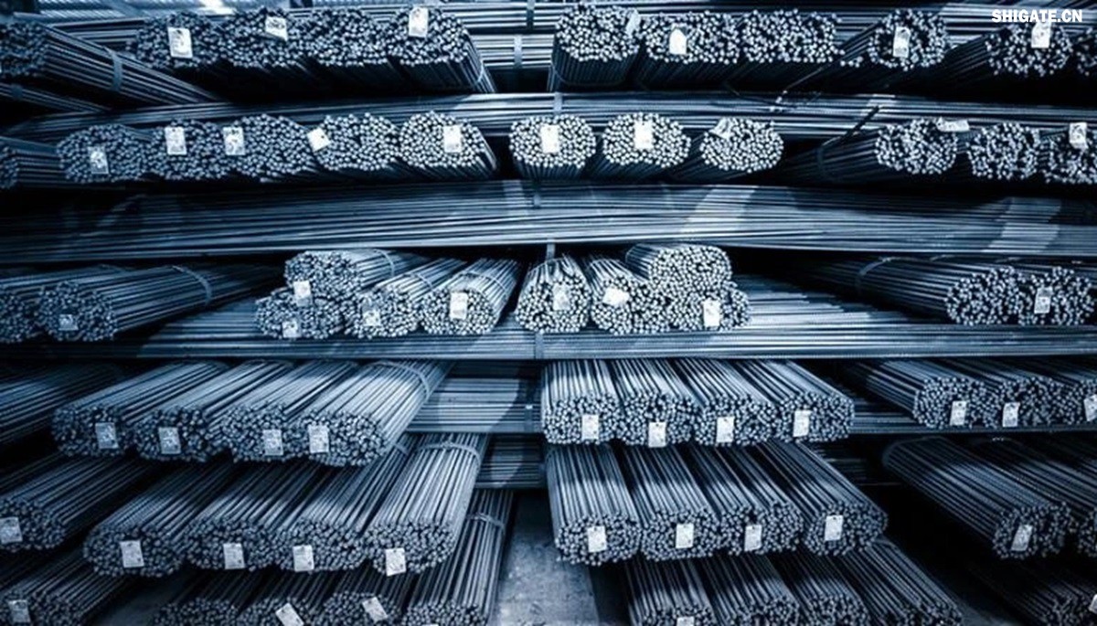 你聽(tīng)說(shuō)過(guò)歐洲"鋼鐵心臟"萎縮的消息嗎？為什么曾經(jīng)強(qiáng)大的歐盟鋼鐵產(chǎn)業(yè)如今正在迅速崩塌？特朗普政府重啟的25%鋼鐵關(guān)稅究竟給歐洲造成了多大沖擊？在全球貿(mào)易保護(hù)主義重燃的今天，歐盟的慘痛教訓(xùn)對(duì)中國(guó)有何警示意義？數(shù)據(jù)顯示，2025年一季度，歐盟對(duì)美鋼鐵出口同比驟降42%，損失約150萬(wàn)噸訂單和45億歐元收入。與此同時(shí)，中國(guó)鋼鐵卻逆勢(shì)增長(zhǎng)，2024年出口量突破1.11億噸，創(chuàng)下8年來(lái)新高。這背后有哪些產(chǎn)業(yè)鏈布局的深層差異？中國(guó)又該如何從歐盟的失敗中吸取經(jīng)驗(yàn)，打贏未來(lái)全球貿(mào)易的三大突圍戰(zhàn)？