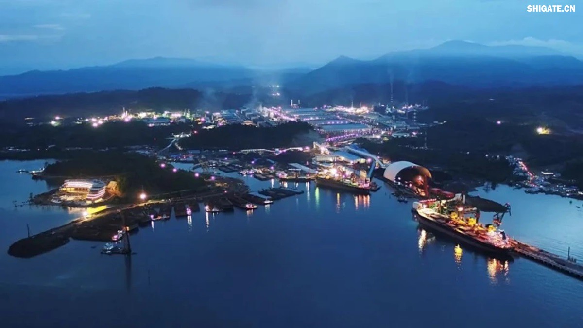 你聽(tīng)說(shuō)過(guò)歐洲"鋼鐵心臟"萎縮的消息嗎？為什么曾經(jīng)強(qiáng)大的歐盟鋼鐵產(chǎn)業(yè)如今正在迅速崩塌？特朗普政府重啟的25%鋼鐵關(guān)稅究竟給歐洲造成了多大沖擊？在全球貿(mào)易保護(hù)主義重燃的今天，歐盟的慘痛教訓(xùn)對(duì)中國(guó)有何警示意義？數(shù)據(jù)顯示，2025年一季度，歐盟對(duì)美鋼鐵出口同比驟降42%，損失約150萬(wàn)噸訂單和45億歐元收入。與此同時(shí)，中國(guó)鋼鐵卻逆勢(shì)增長(zhǎng)，2024年出口量突破1.11億噸，創(chuàng)下8年來(lái)新高。這背后有哪些產(chǎn)業(yè)鏈布局的深層差異？中國(guó)又該如何從歐盟的失敗中吸取經(jīng)驗(yàn)，打贏未來(lái)全球貿(mào)易的三大突圍戰(zhàn)？