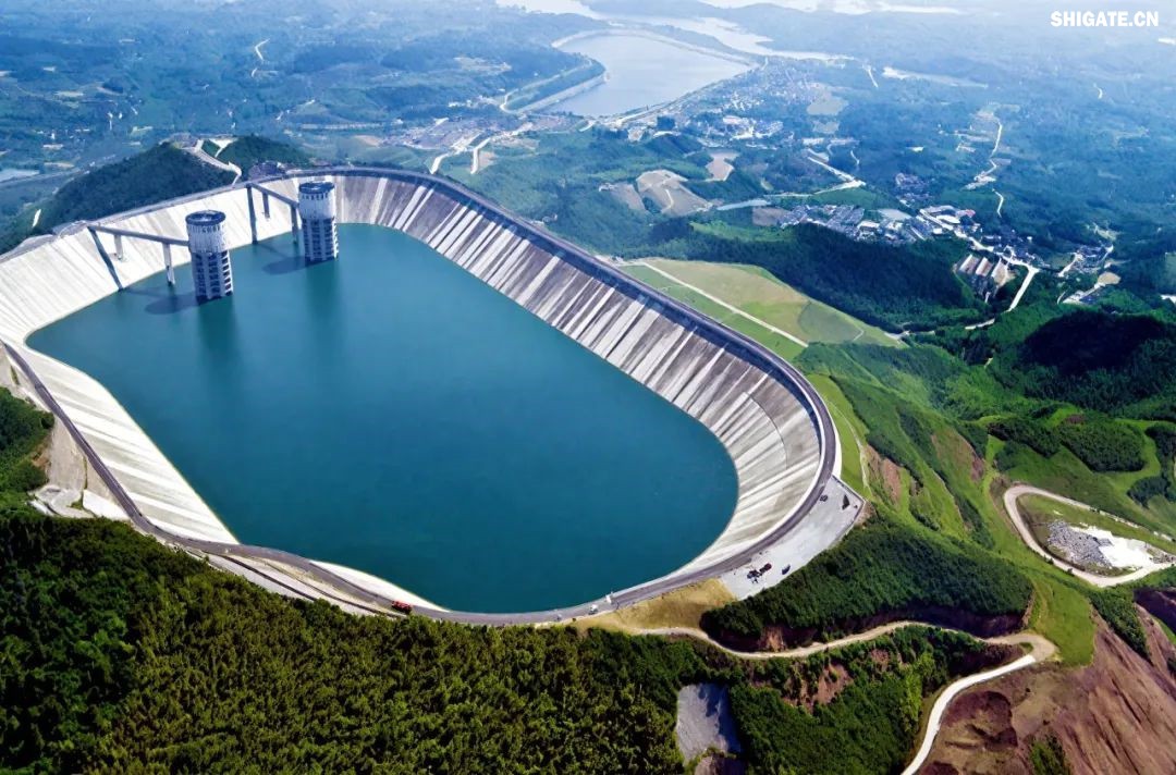 近日，舞鋼公司研制生產(chǎn)的一批340mm厚Q500D-Z35水電鋼板成功交付客戶，將用于國家重點水電項目——垣曲抽水蓄能電站關鍵部位建設。該批次產(chǎn)品在厚度規(guī)格與性能特性方面實現(xiàn)重大突破，為我國大型水電工程關鍵部位建設提供了堅實材料保障，獲得用戶好評。