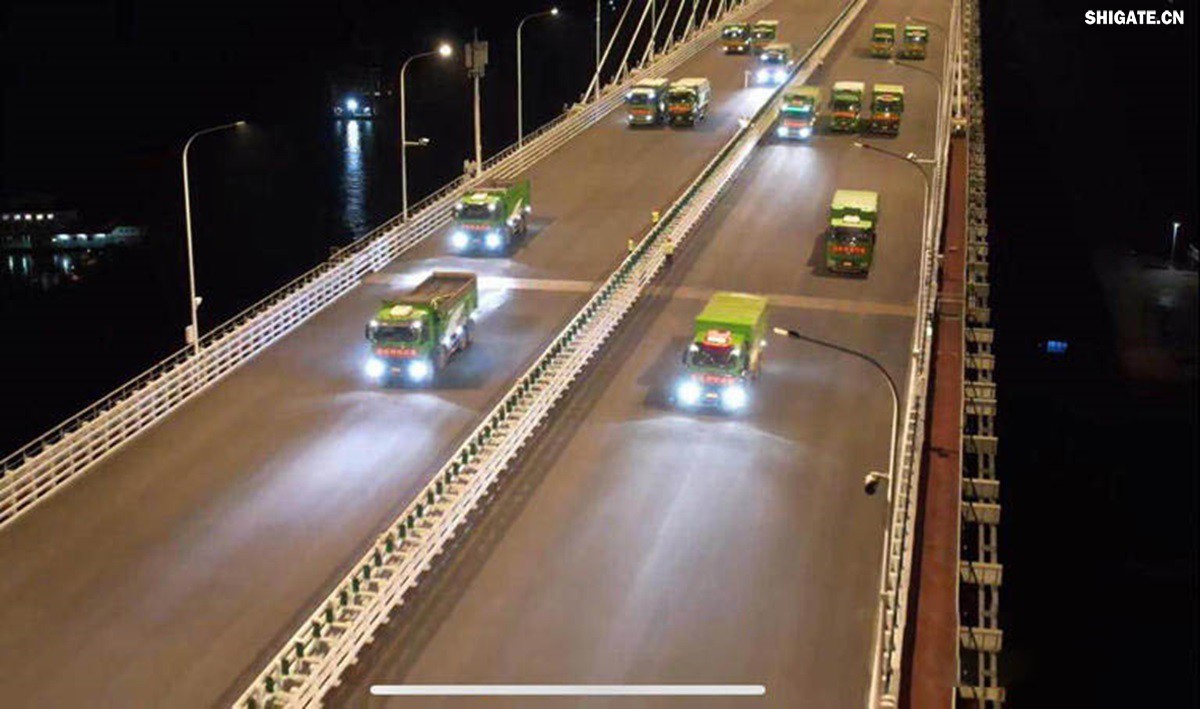 6月16日22時(shí)，世界更大跨度斜拉橋——常泰長(zhǎng)江大橋燈火通明，車(chē)聲轟鳴，一場(chǎng)通車(chē)前的“極限挑戰(zhàn)”正緊張進(jìn)行。30輛總重達(dá)1200噸的四軸加載車(chē)，分批列隊(duì)駛上橋面預(yù)先劃定的?？奎c(diǎn)，并由提前布置在橋梁各關(guān)鍵部位的869個(gè)傳感器開(kāi)展實(shí)時(shí)監(jiān)測(cè)，采集測(cè)試數(shù)據(jù)。由此，大橋跨江公鐵合建段主橋橋梁荷載試驗(yàn)全面啟動(dòng)。