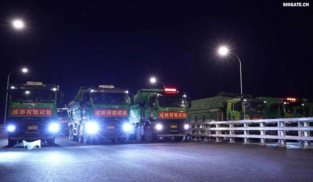 6月16日22時(shí)，世界更大跨度斜拉橋——常泰長(zhǎng)江大橋燈火通明，車(chē)聲轟鳴，一場(chǎng)通車(chē)前的“極限挑戰(zhàn)”正緊張進(jìn)行。30輛總重達(dá)1200噸的四軸加載車(chē)，分批列隊(duì)駛上橋面預(yù)先劃定的停靠點(diǎn)，并由提前布置在橋梁各關(guān)鍵部位的869個(gè)傳感器開(kāi)展實(shí)時(shí)監(jiān)測(cè)，采集測(cè)試數(shù)據(jù)。由此，大橋跨江公鐵合建段主橋橋梁荷載試驗(yàn)全面啟動(dòng)。