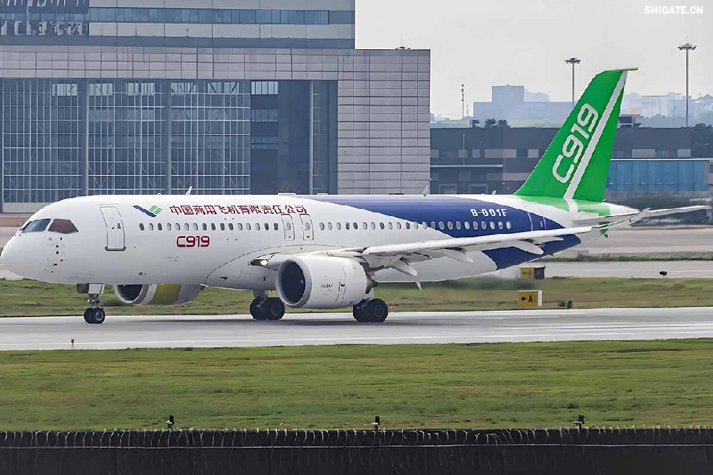 12月9日，國產(chǎn)大飛機C919的全球首家用戶東航，正式接收首架C919飛機，標志著國產(chǎn)大飛機邁出市場運營的“第一步”，也標志著中國民航運輸市場首次擁有中國自主研發(fā)的噴氣式干線飛機。  消息傳來，河鋼集團干部職工倍感振奮。因為，國產(chǎn)大飛機工程也凝聚了河鋼干部職工的心血和汗水，見證了河鋼人的獨特貢獻。河鋼自主研發(fā)的390mm大厚度調質鋼20MnNiMo，填補國內空白，用于大飛機項目的核心設備——世界更大的8萬噸級模鍛壓機制造，為國產(chǎn)大飛機提供堅強的鋼鐵支撐。