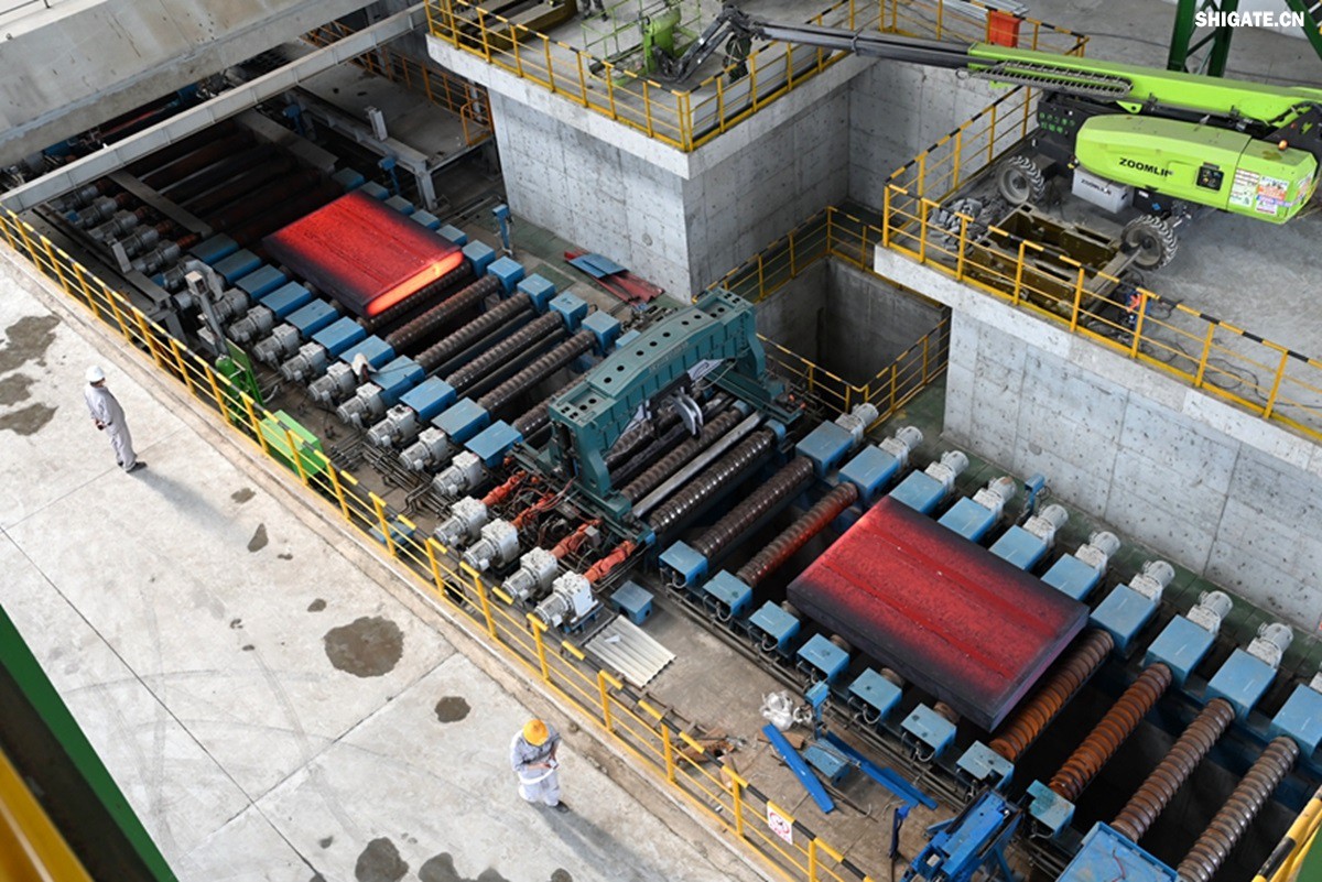 盛夏時(shí)節(jié)，萬(wàn)物競(jìng)發(fā)。7月25日上午，河鋼集團(tuán)舞鋼公司隆重舉行460mm厚板連鑄機(jī)投產(chǎn)暨特厚板淬火線開(kāi)工儀式。舞鋼公司黨委書(shū)記、董事長(zhǎng)吝章國(guó)出席儀式并講話，強(qiáng)調(diào)要以科技創(chuàng)新為引領(lǐng)，推動(dòng)企業(yè)高質(zhì)量發(fā)展。舞鋼市委副書(shū)記、市長(zhǎng)何卉，普銳特冶金技術(shù)（中國(guó)）有限公司首席執(zhí)行官柯特，中冶京誠(chéng)工程技術(shù)有限公司煉鋼工程技術(shù)所總經(jīng)理安邦等106位嘉賓共同見(jiàn)證這一重要時(shí)刻。儀式由舞鋼公司黨委副書(shū)記、總經(jīng)理趙國(guó)昌主持。舞鋼公司全體領(lǐng)導(dǎo)班子成員及總經(jīng)理助理、副總工程師參加會(huì)議。舞鋼公司各單位干部職工代表120余名參加儀式。