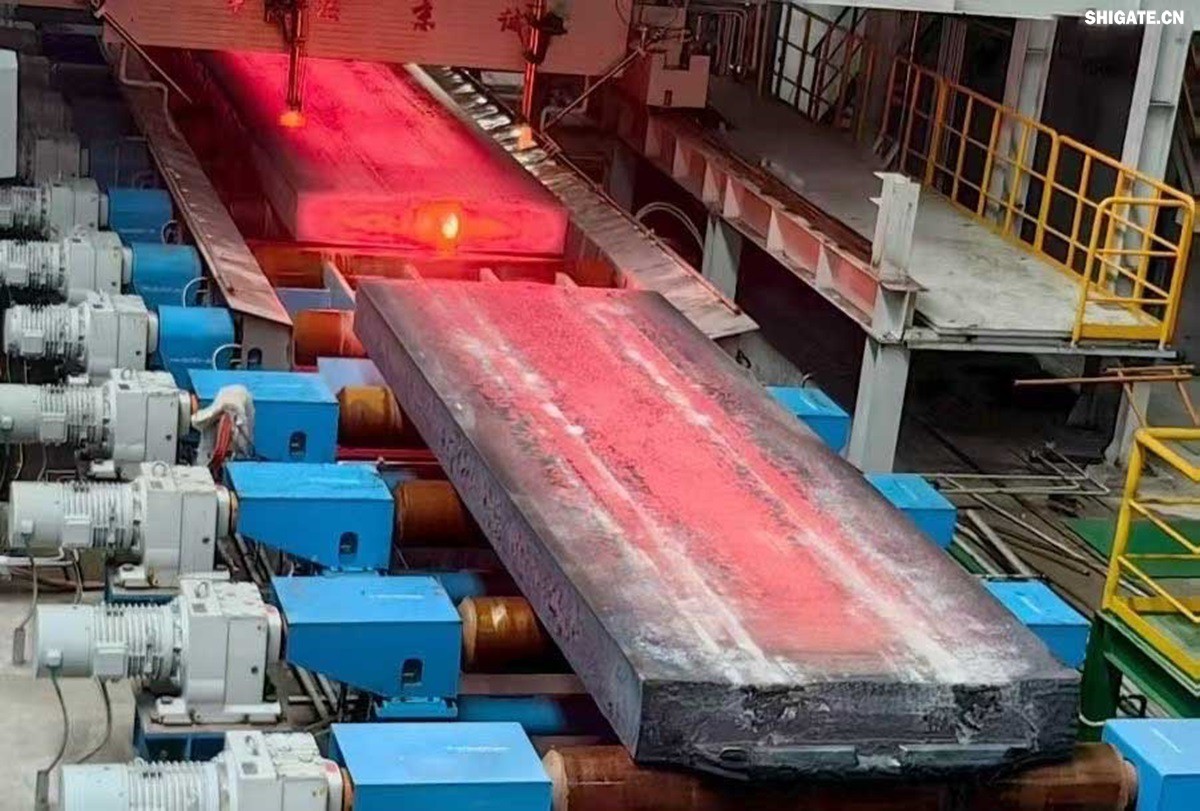 盛夏時(shí)節(jié)，萬(wàn)物競(jìng)發(fā)。7月25日上午，河鋼集團(tuán)舞鋼公司隆重舉行460mm厚板連鑄機(jī)投產(chǎn)暨特厚板淬火線開(kāi)工儀式。舞鋼公司黨委書(shū)記、董事長(zhǎng)吝章國(guó)出席儀式并講話，強(qiáng)調(diào)要以科技創(chuàng)新為引領(lǐng)，推動(dòng)企業(yè)高質(zhì)量發(fā)展。舞鋼市委副書(shū)記、市長(zhǎng)何卉，普銳特冶金技術(shù)（中國(guó)）有限公司首席執(zhí)行官柯特，中冶京誠(chéng)工程技術(shù)有限公司煉鋼工程技術(shù)所總經(jīng)理安邦等106位嘉賓共同見(jiàn)證這一重要時(shí)刻。儀式由舞鋼公司黨委副書(shū)記、總經(jīng)理趙國(guó)昌主持。舞鋼公司全體領(lǐng)導(dǎo)班子成員及總經(jīng)理助理、副總工程師參加會(huì)議。舞鋼公司各單位干部職工代表120余名參加儀式。