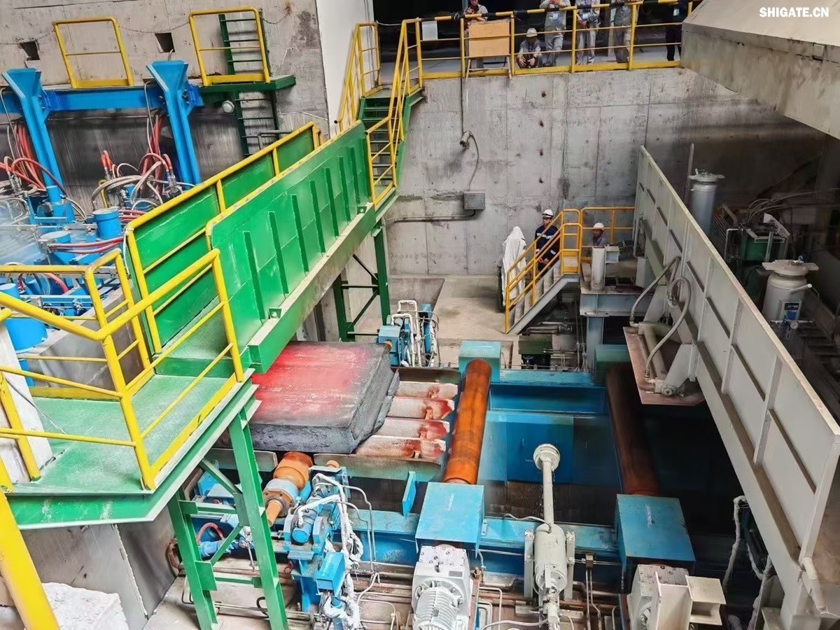 盛夏時(shí)節(jié)，萬(wàn)物競(jìng)發(fā)。7月25日上午，河鋼集團(tuán)舞鋼公司隆重舉行460mm厚板連鑄機(jī)投產(chǎn)暨特厚板淬火線開(kāi)工儀式。舞鋼公司黨委書(shū)記、董事長(zhǎng)吝章國(guó)出席儀式并講話，強(qiáng)調(diào)要以科技創(chuàng)新為引領(lǐng)，推動(dòng)企業(yè)高質(zhì)量發(fā)展。舞鋼市委副書(shū)記、市長(zhǎng)何卉，普銳特冶金技術(shù)（中國(guó)）有限公司首席執(zhí)行官柯特，中冶京誠(chéng)工程技術(shù)有限公司煉鋼工程技術(shù)所總經(jīng)理安邦等106位嘉賓共同見(jiàn)證這一重要時(shí)刻。儀式由舞鋼公司黨委副書(shū)記、總經(jīng)理趙國(guó)昌主持。舞鋼公司全體領(lǐng)導(dǎo)班子成員及總經(jīng)理助理、副總工程師參加會(huì)議。舞鋼公司各單位干部職工代表120余名參加儀式。