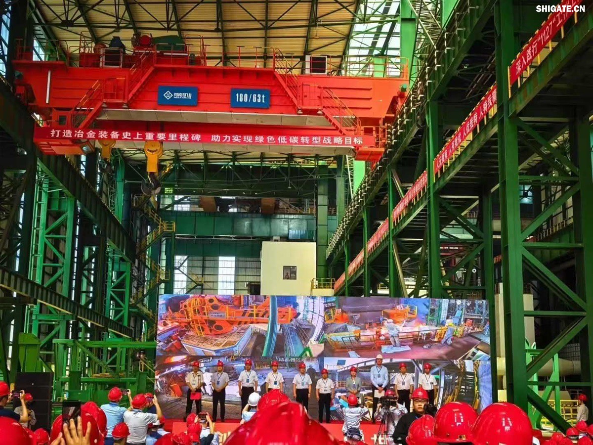 盛夏時(shí)節(jié)，萬(wàn)物競(jìng)發(fā)。7月25日上午，河鋼集團(tuán)舞鋼公司隆重舉行460mm厚板連鑄機(jī)投產(chǎn)暨特厚板淬火線開(kāi)工儀式。舞鋼公司黨委書(shū)記、董事長(zhǎng)吝章國(guó)出席儀式并講話，強(qiáng)調(diào)要以科技創(chuàng)新為引領(lǐng)，推動(dòng)企業(yè)高質(zhì)量發(fā)展。舞鋼市委副書(shū)記、市長(zhǎng)何卉，普銳特冶金技術(shù)（中國(guó)）有限公司首席執(zhí)行官柯特，中冶京誠(chéng)工程技術(shù)有限公司煉鋼工程技術(shù)所總經(jīng)理安邦等106位嘉賓共同見(jiàn)證這一重要時(shí)刻。儀式由舞鋼公司黨委副書(shū)記、總經(jīng)理趙國(guó)昌主持。舞鋼公司全體領(lǐng)導(dǎo)班子成員及總經(jīng)理助理、副總工程師參加會(huì)議。舞鋼公司各單位干部職工代表120余名參加儀式。