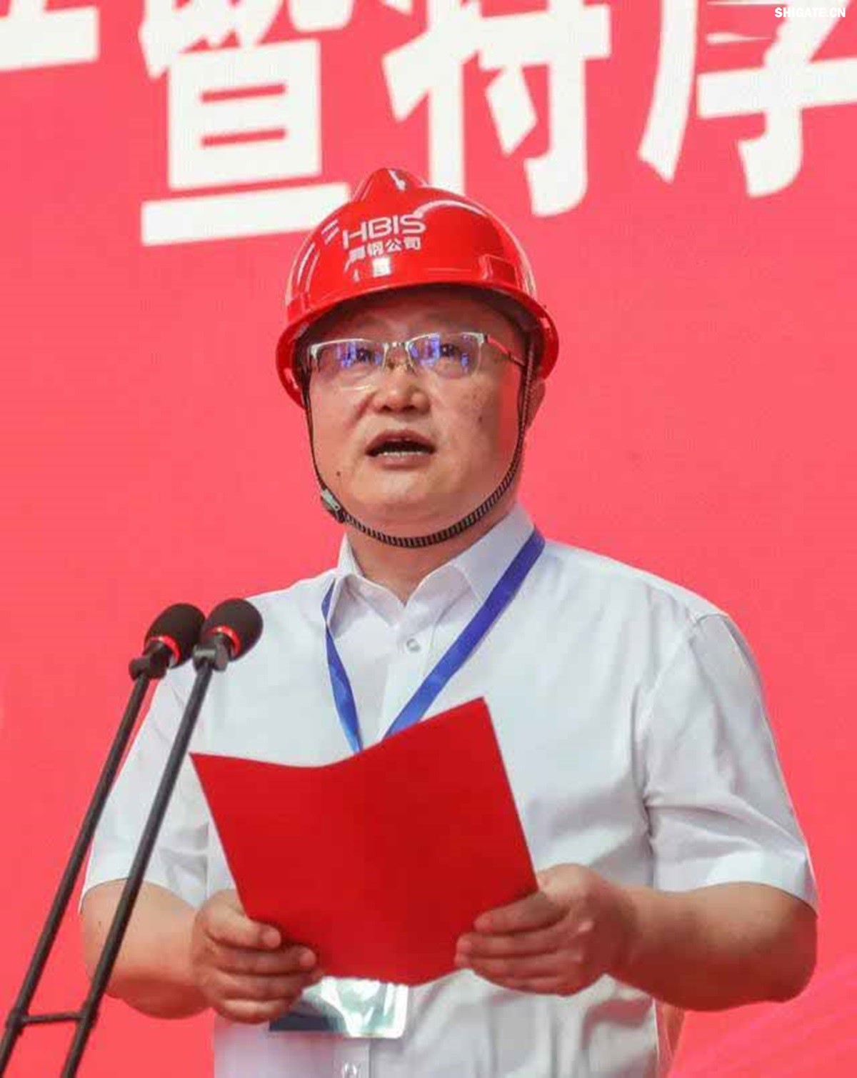 盛夏時(shí)節(jié)，萬(wàn)物競(jìng)發(fā)。7月25日上午，河鋼集團(tuán)舞鋼公司隆重舉行460mm厚板連鑄機(jī)投產(chǎn)暨特厚板淬火線開(kāi)工儀式。舞鋼公司黨委書(shū)記、董事長(zhǎng)吝章國(guó)出席儀式并講話，強(qiáng)調(diào)要以科技創(chuàng)新為引領(lǐng)，推動(dòng)企業(yè)高質(zhì)量發(fā)展。舞鋼市委副書(shū)記、市長(zhǎng)何卉，普銳特冶金技術(shù)（中國(guó)）有限公司首席執(zhí)行官柯特，中冶京誠(chéng)工程技術(shù)有限公司煉鋼工程技術(shù)所總經(jīng)理安邦等106位嘉賓共同見(jiàn)證這一重要時(shí)刻。儀式由舞鋼公司黨委副書(shū)記、總經(jīng)理趙國(guó)昌主持。舞鋼公司全體領(lǐng)導(dǎo)班子成員及總經(jīng)理助理、副總工程師參加會(huì)議。舞鋼公司各單位干部職工代表120余名參加儀式。