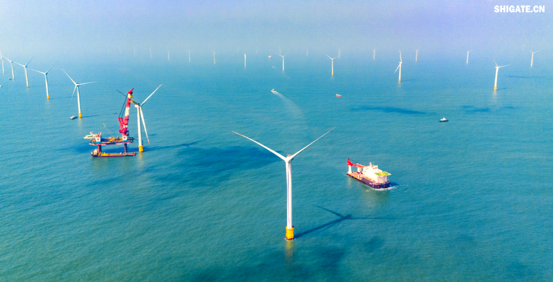 4月19日，河鋼集團舞鋼公司向客戶如期交付了一批風電鋼材，該批鋼材將專門用于大唐南澳勒門I海上風電擴建項目。 近年來，舞鋼公司不斷強化科技領導力和創(chuàng)新能力，以優(yōu)化產(chǎn)品結構和市場結構為指導，專注于滿足客戶的個性化需求。公司依托自身的產(chǎn)品技術優(yōu)勢，精準地服務于國家重點新基建和新能源項目市場，推動了公司的可持續(xù)發(fā)展。