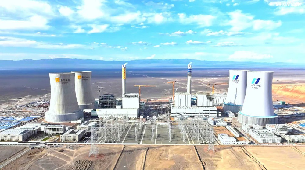 9月4日，我國“沙戈荒”新能源外送基地——新疆華電哈密2×100萬千瓦煤電項(xiàng)目建成投產(chǎn)，經(jīng)過為期半個(gè)多月試運(yùn)行，狀況良好。在該項(xiàng)目建設(shè)過程中，河鋼集團(tuán)舞鋼公司容器鋼板替代進(jìn)口，獨(dú)家用于項(xiàng)目所需國內(nèi)首批100萬千瓦高效超超臨界純?nèi)夹陆邏A煤鍋爐等核心設(shè)備的制作，為國家重點(diǎn)新能源項(xiàng)目建設(shè)作出突出貢獻(xiàn)。