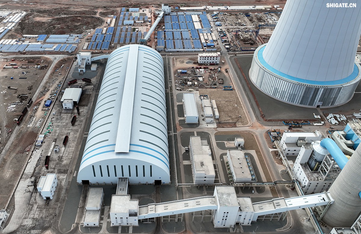 9月4日，我國“沙戈荒”新能源外送基地——新疆華電哈密2×100萬千瓦煤電項(xiàng)目建成投產(chǎn)，經(jīng)過為期半個(gè)多月試運(yùn)行，狀況良好。在該項(xiàng)目建設(shè)過程中，河鋼集團(tuán)舞鋼公司容器鋼板替代進(jìn)口，獨(dú)家用于項(xiàng)目所需國內(nèi)首批100萬千瓦高效超超臨界純?nèi)夹陆邏A煤鍋爐等核心設(shè)備的制作，為國家重點(diǎn)新能源項(xiàng)目建設(shè)作出突出貢獻(xiàn)。