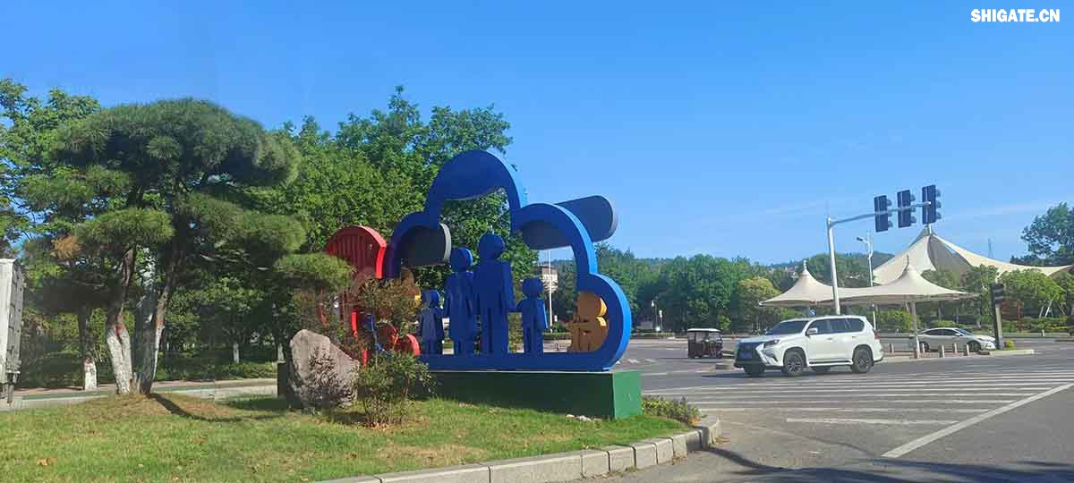 城市綠化美化突出高質(zhì)量。舞鋼市先后組織實(shí)施了四期綠化基礎(chǔ)工程:拆墻透綠工程；庭院綠化工程；市區(qū)主干道和兩側(cè)風(fēng)景林綠化工程。興建了迎賓廣場(chǎng)、建中廣場(chǎng)、礦山文化廣場(chǎng)、翠竹園、奮飛廣場(chǎng)、鑫源廣場(chǎng)、桃花園等13處廣場(chǎng)游園，有38個(gè)單位達(dá)到省級(jí)庭院綠化標(biāo)準(zhǔn)。市區(qū)綠地面積由創(chuàng)建前的5.6萬(wàn)平方米增至現(xiàn)在的212.8萬(wàn)平方米。人均公共綠地面積由創(chuàng)建前的0.6平方米增至現(xiàn)在的21.28平方米。城市綠地覆蓋面積達(dá)3.91平方公里，綠化覆蓋率達(dá)35.55％，綠地率達(dá)34.15％，居河南省縣市之首，極大地改善了城市環(huán)境，滿足了城市居民休息、娛樂(lè)的需要。  城市夜間景觀突出高檔次。實(shí)施城市道路燈光工程，全市共安裝各種型號(hào)禮花燈160余盞，建筑輪廓霓虹燈、單位名稱霓虹燈270多處，臨街酒店、門(mén)店霓虹燈、燈箱等359處，投入資金總計(jì)1200多萬(wàn)元。初步形成了行政中心莊重大方，城市主干道華麗輝煌，文化娛樂(lè)區(qū)浪漫溫馨，街道小巷流光溢彩的城市燈光景觀體系。2005年年底市政府又投資400多萬(wàn)元實(shí)施了餐飲一條街霓虹燈工程和彩色音樂(lè)水幕噴泉工程，其中音樂(lè)水幕噴泉的長(zhǎng)度和高度均為中原之最。