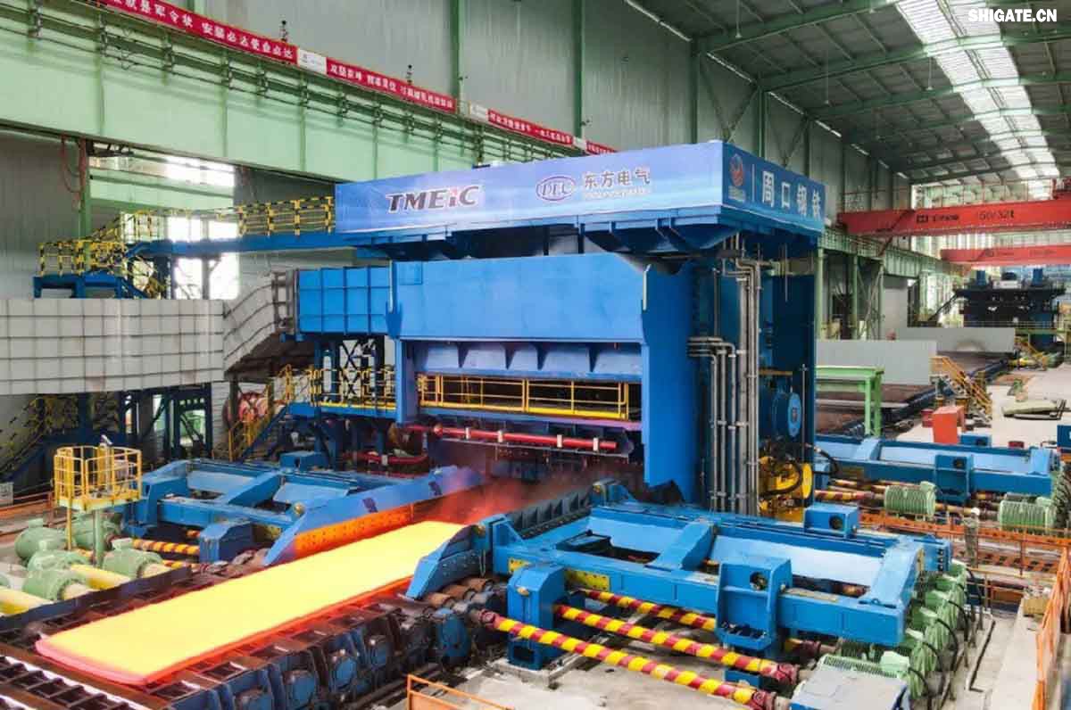 6月1日，河南鋼鐵集團(tuán)周口基地簡(jiǎn)稱(chēng)（周鋼）二期寬厚板項(xiàng)目控制中心迎來(lái)重要里程碑：當(dāng)操作員按下5500mm精軋機(jī)的軋制按鈕，通紅的鋼板如熔金般奔騰穿過(guò)軋輥，標(biāo)志著5500mm軋機(jī)熱試圓滿成功。這一震撼場(chǎng)景與5月31日RH真空精煉爐、熱處理線熱試成功交相輝映，正式宣告世界首條“5600mm+5500mm雙超寬機(jī)架”寬厚板生產(chǎn)線全線貫通！生產(chǎn)線總長(zhǎng)度達(dá)到1.4公里，構(gòu)成了國(guó)內(nèi)已知更長(zhǎng)的寬厚板軋鋼車(chē)間，連接了近20個(gè)精密工序，深基坑群實(shí)現(xiàn)了全線的貫通布局。至此，河南鋼鐵集團(tuán)強(qiáng)勢(shì)躋身全球鋼鐵制造“一梯隊(duì)”，其智能化、綠色化發(fā)展及特鋼轉(zhuǎn)型進(jìn)程由此開(kāi)啟全新篇章！